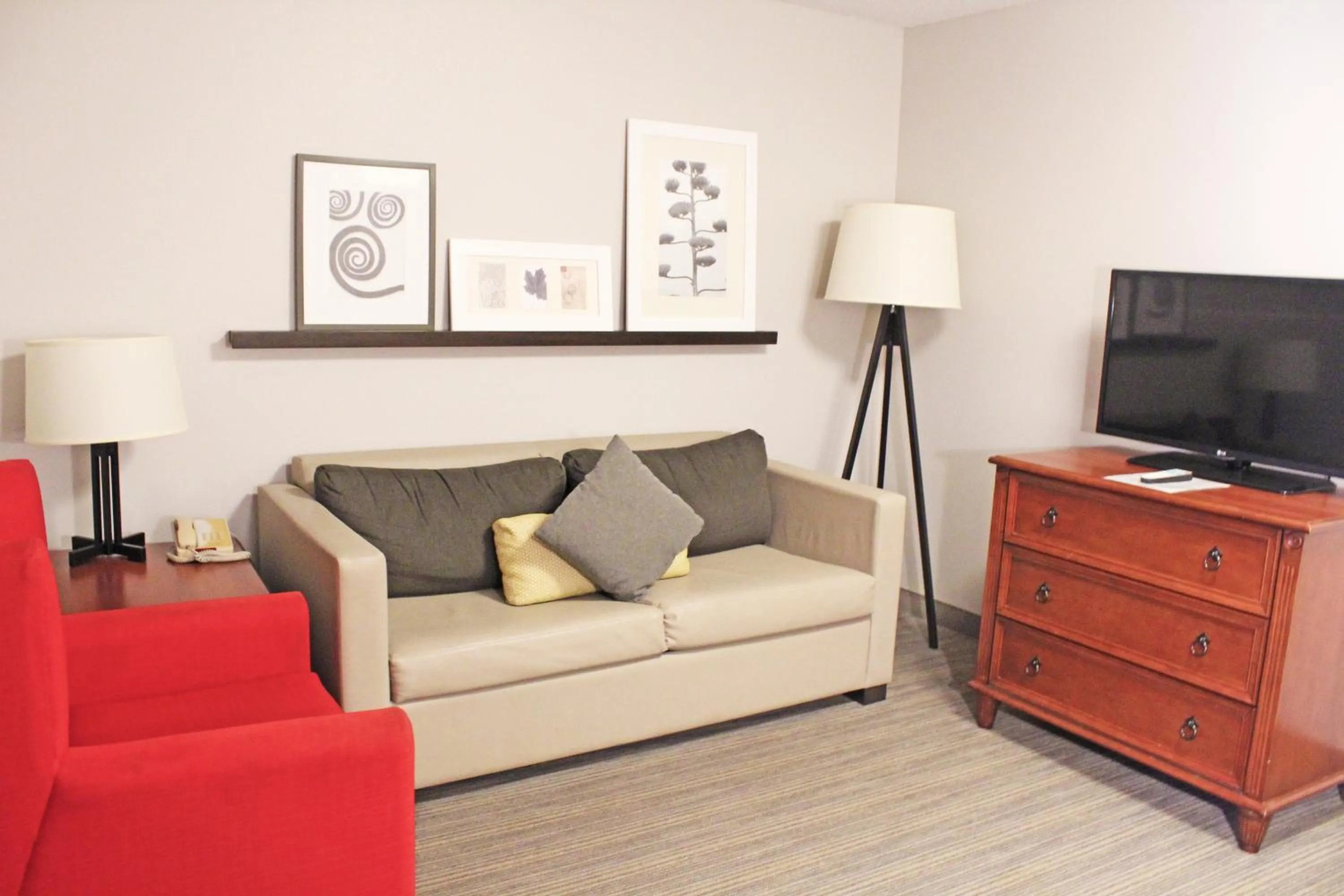 TV and multimedia in Country Inn & Suites by Radisson, Marinette, WI