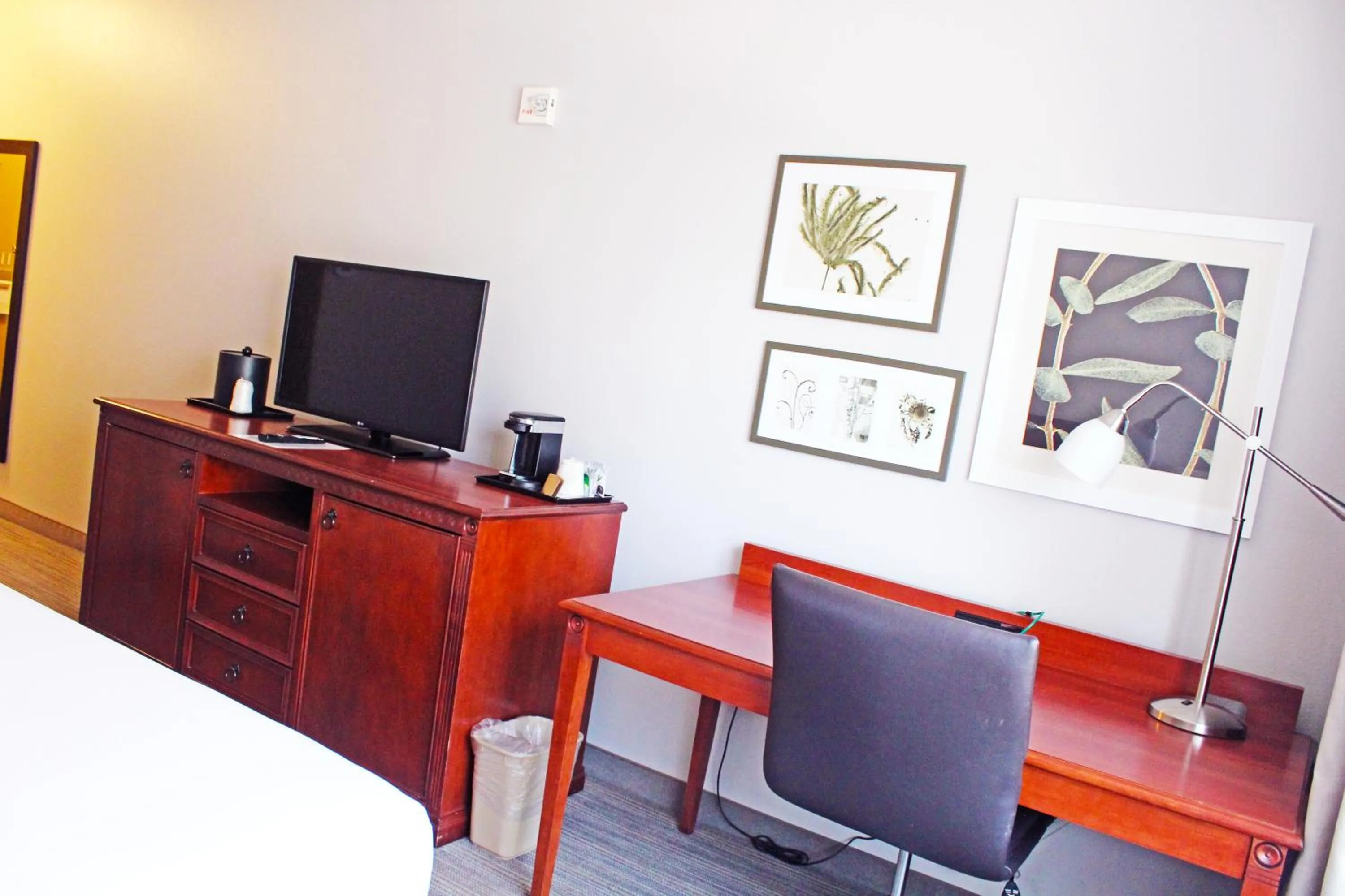 Bed in Country Inn & Suites by Radisson, Marinette, WI