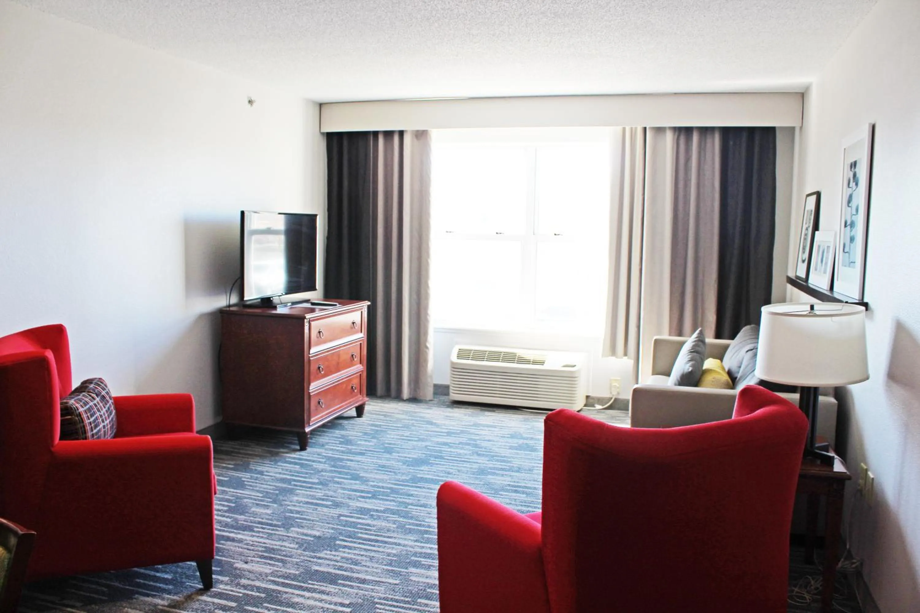 Bed in Country Inn & Suites by Radisson, Marinette, WI