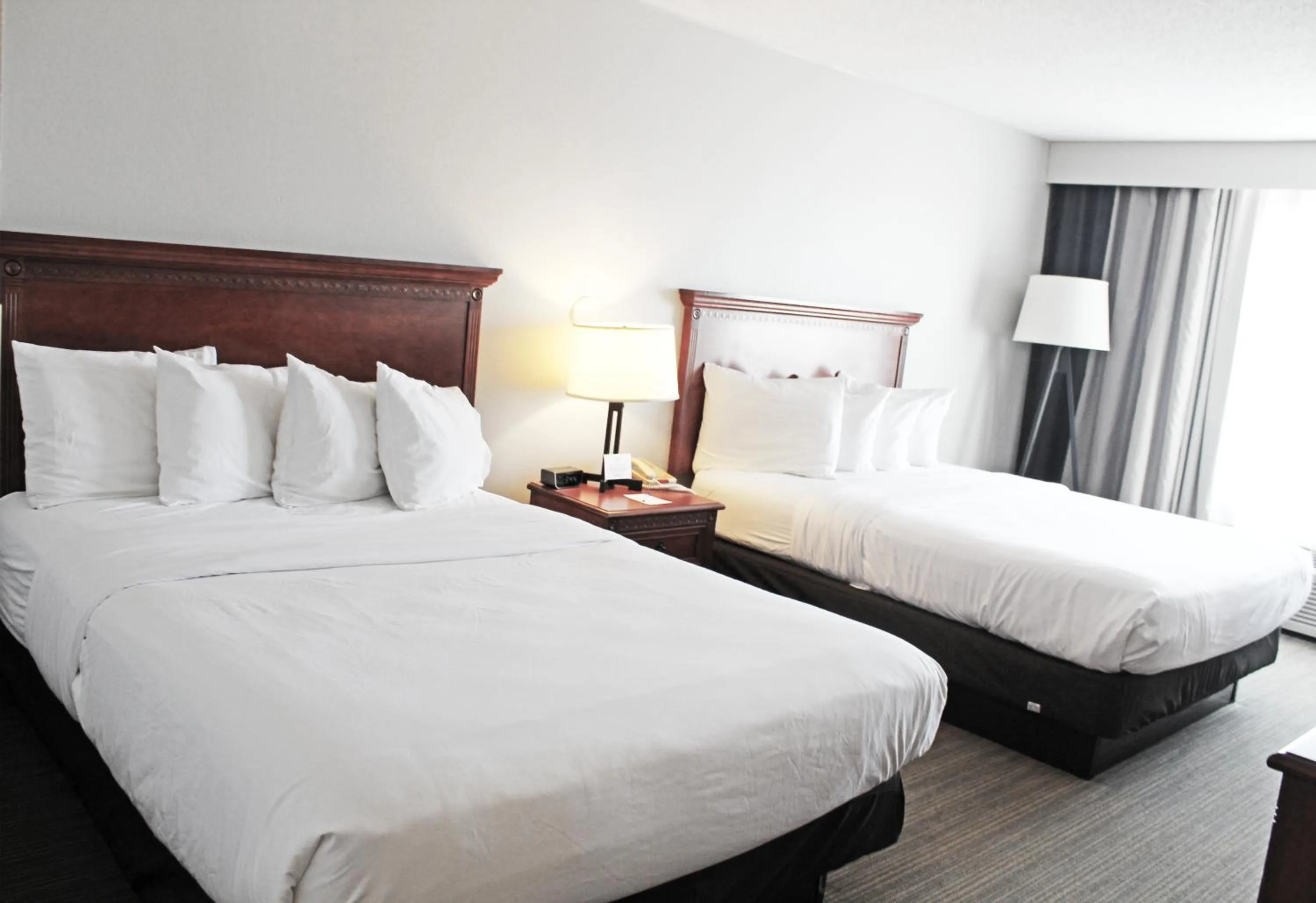 Bed in Country Inn & Suites by Radisson, Marinette, WI