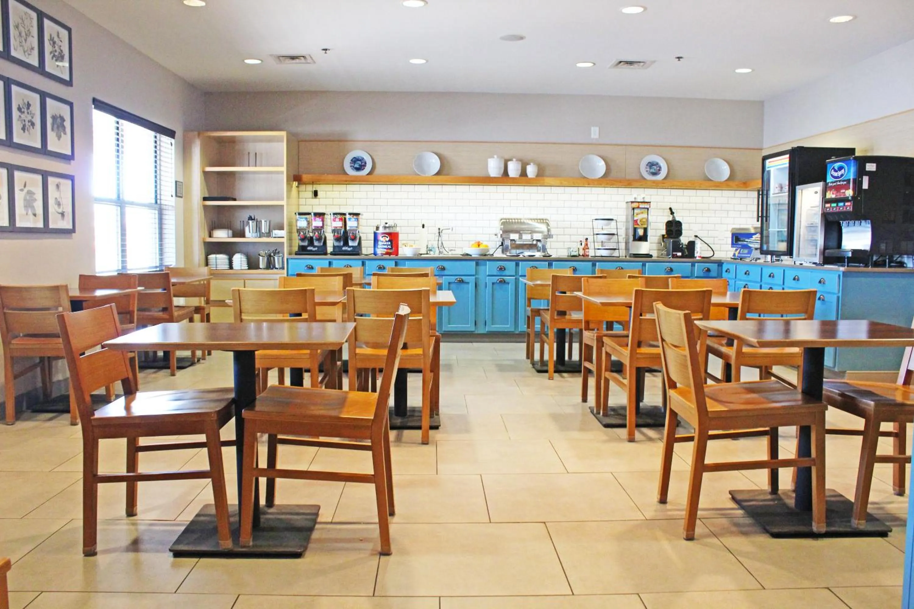 Food in Country Inn & Suites by Radisson, Marinette, WI