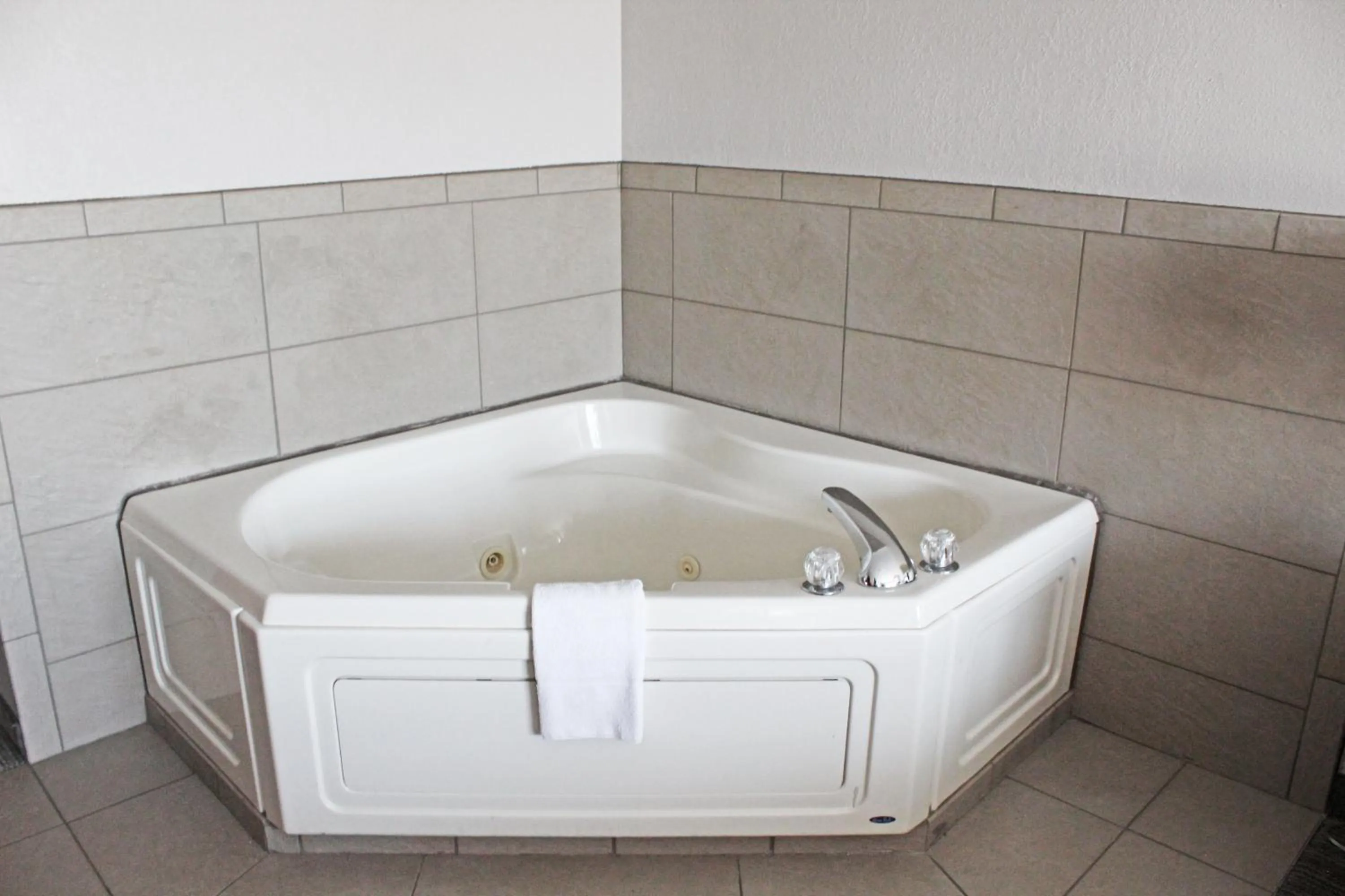 Hot Tub in Country Inn & Suites by Radisson, Marinette, WI