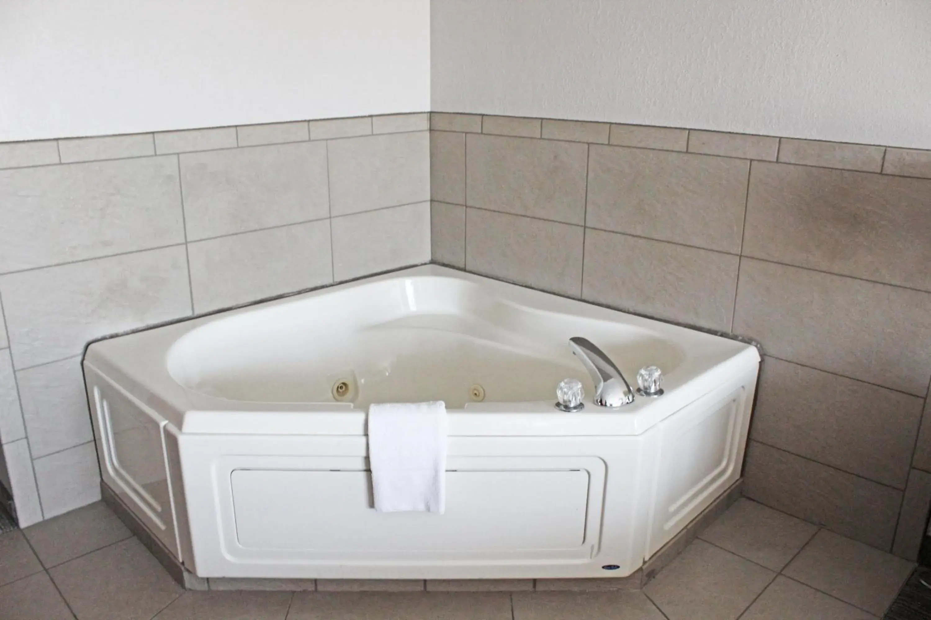 Deluxe Suite with Spa Bath in Independence Stay Hotel & Suites Deluxe Suite with Spa Bath in Independence Stay Hotel & Suites