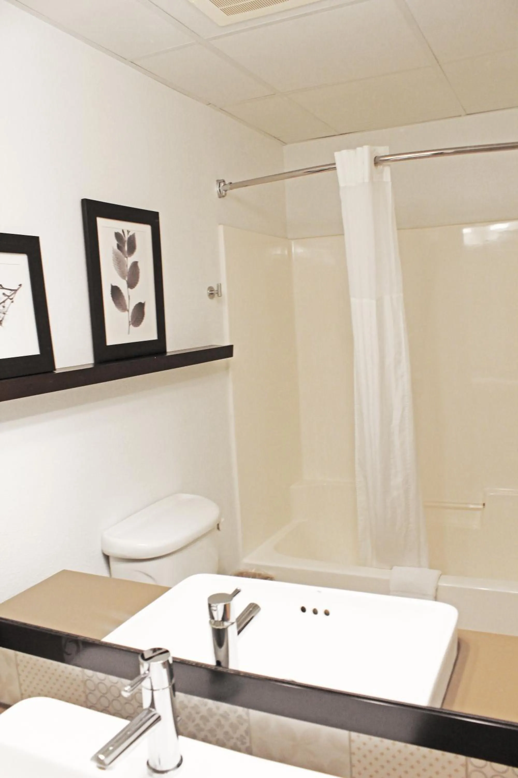 Shower in Country Inn & Suites by Radisson, Marinette, WI