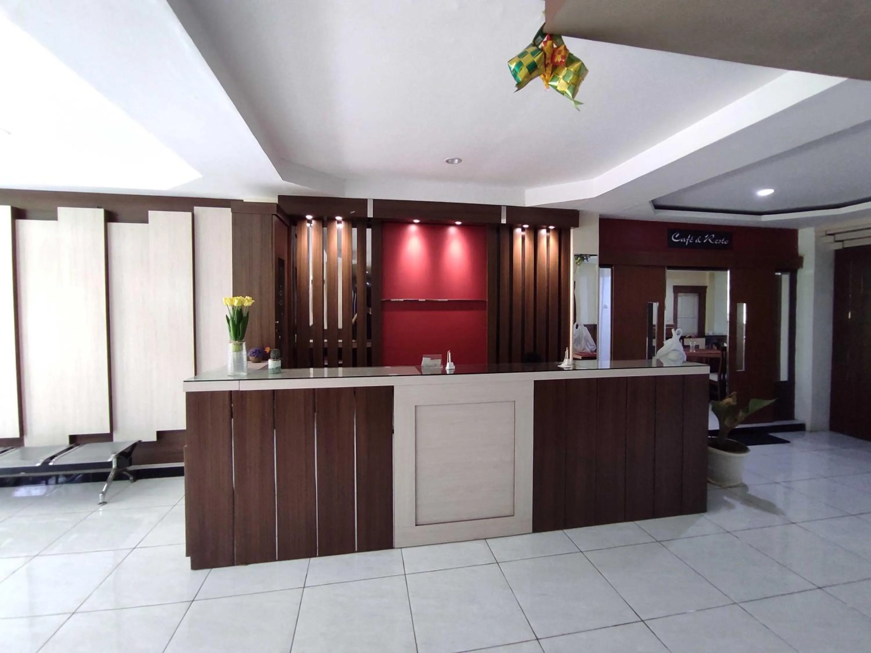 Lobby or reception in Hotel O Wisma Syariah Lahundape