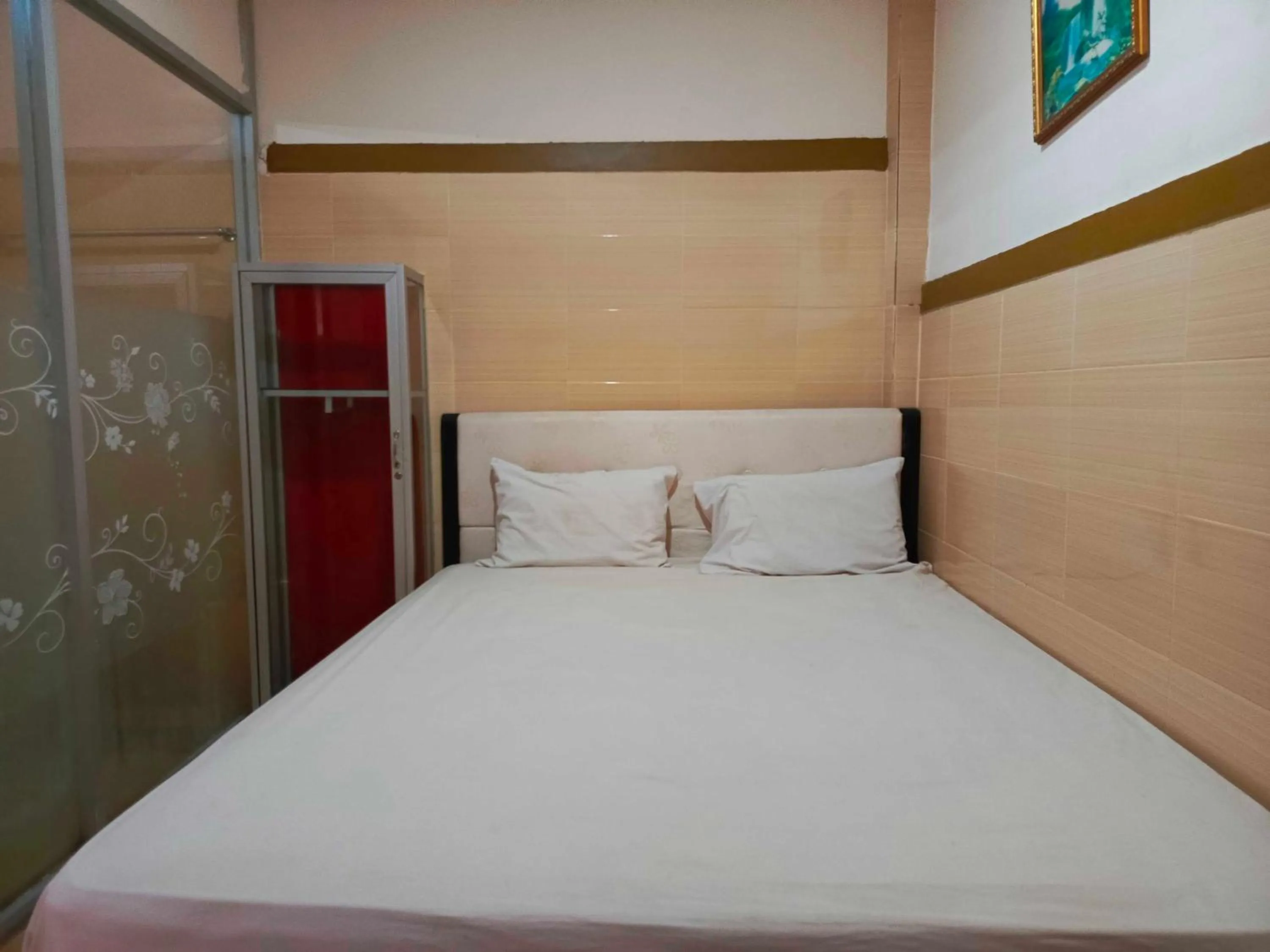 Bedroom, Bed in Hotel O Wisma Syariah Lahundape