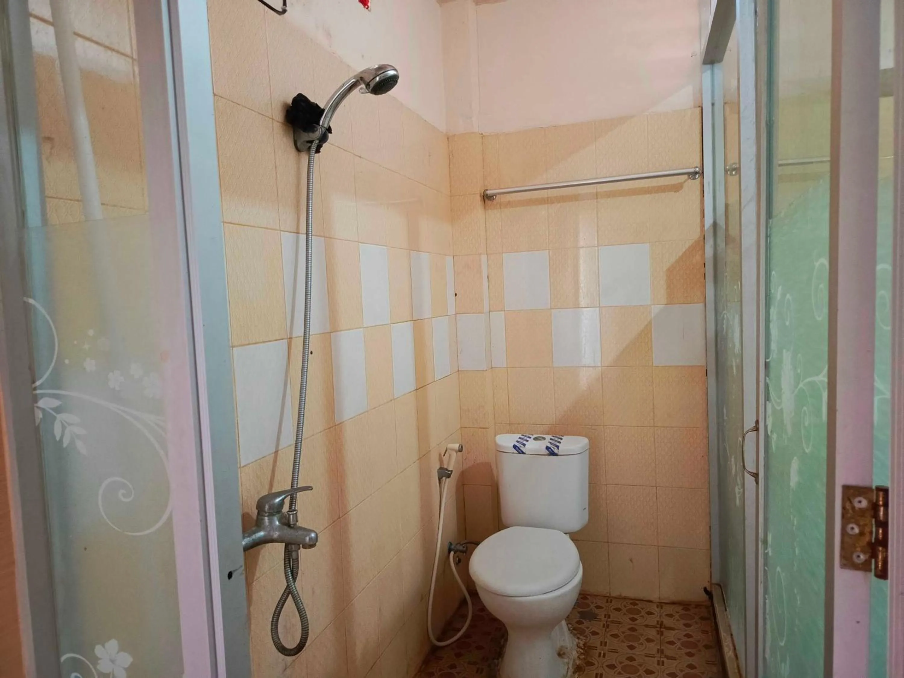 Bathroom in Hotel O Wisma Syariah Lahundape