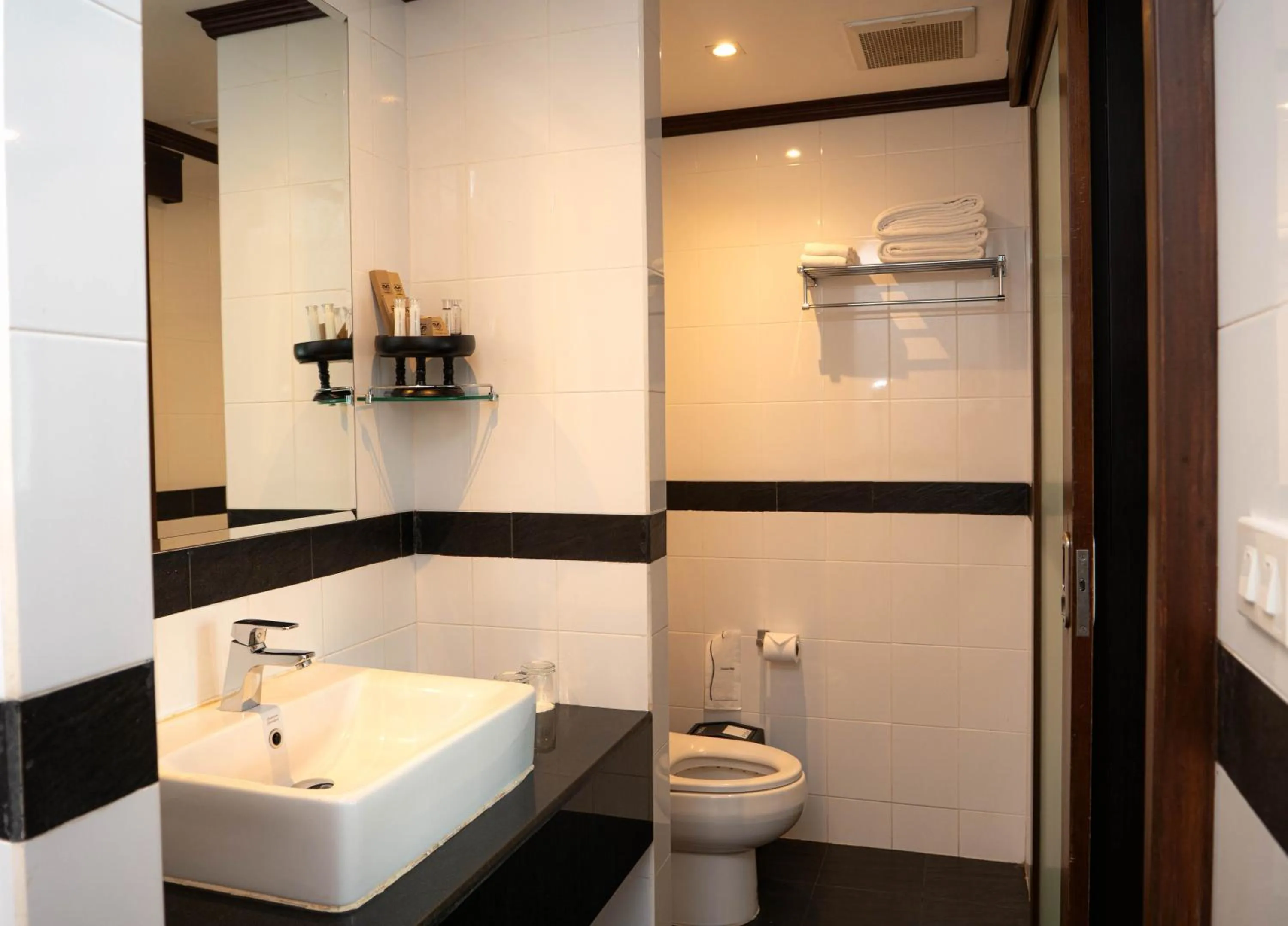 Shower in Victoria Cliff Hotel & Resort, Kawthaung