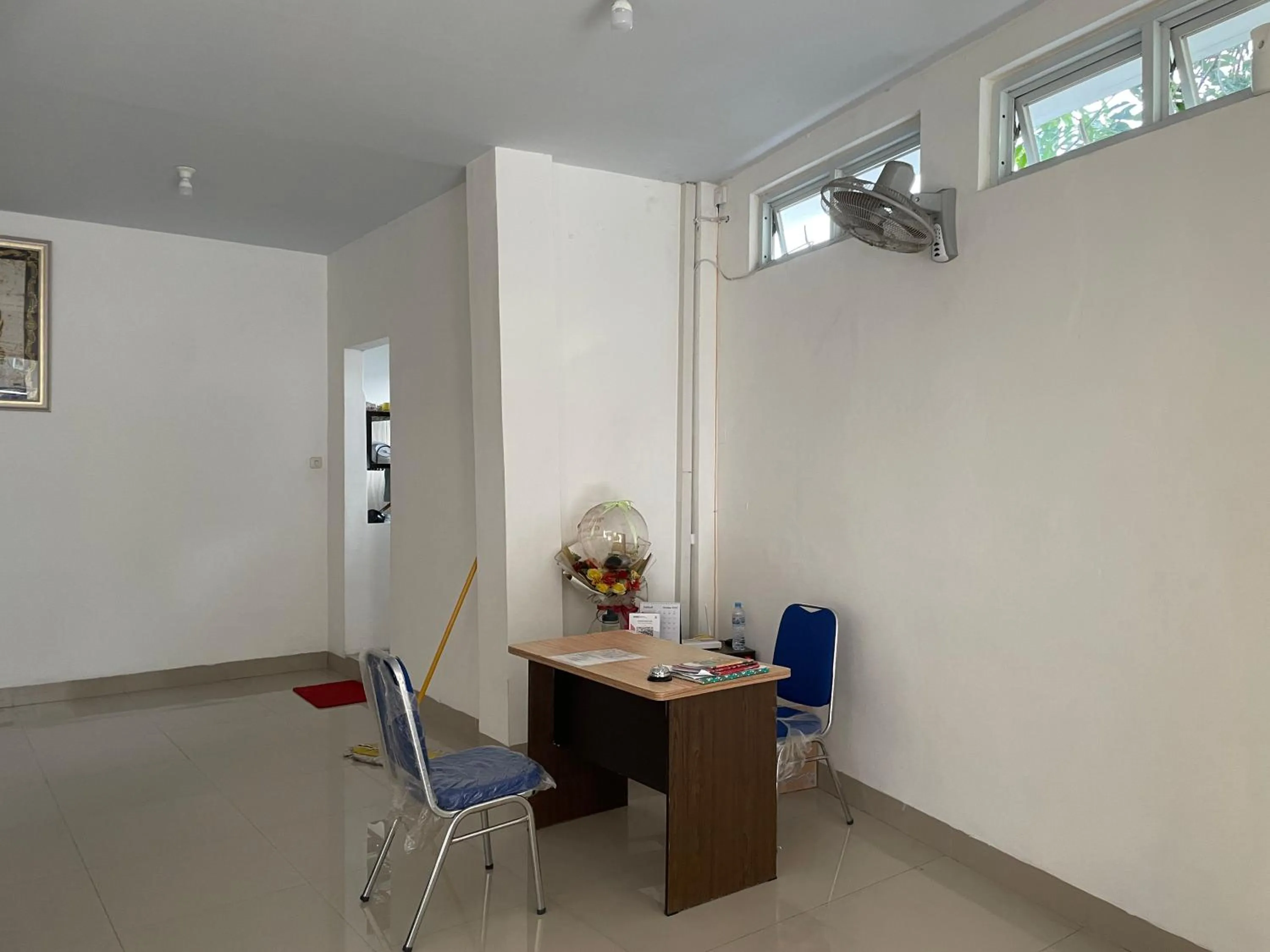 Lobby or reception in Hotel O Penginapan Musafir Syariah Near Paramount Woman & Childern's Hospital