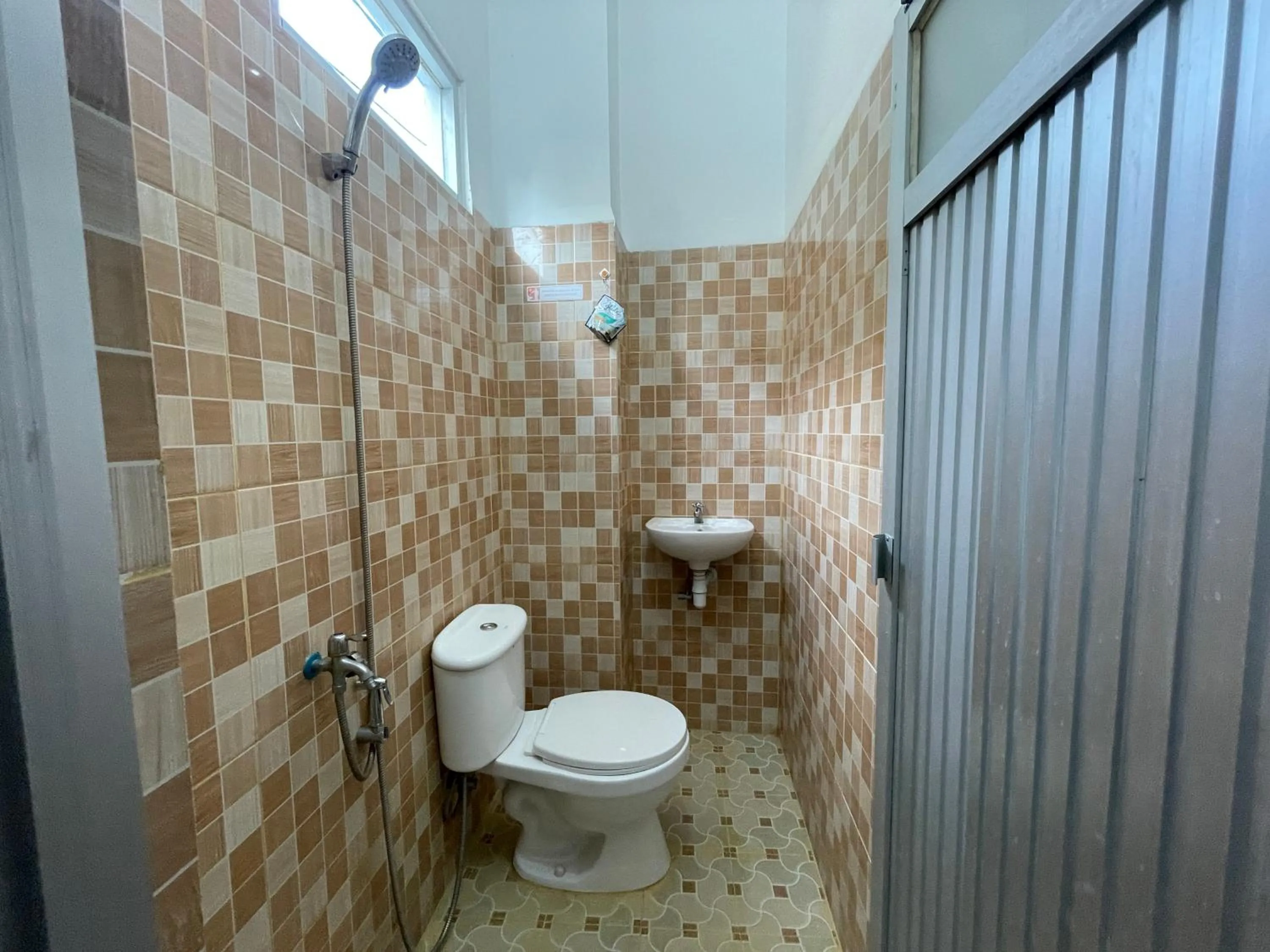 Bathroom in Hotel O Penginapan Musafir Syariah Near Paramount Woman & Childern's Hospital