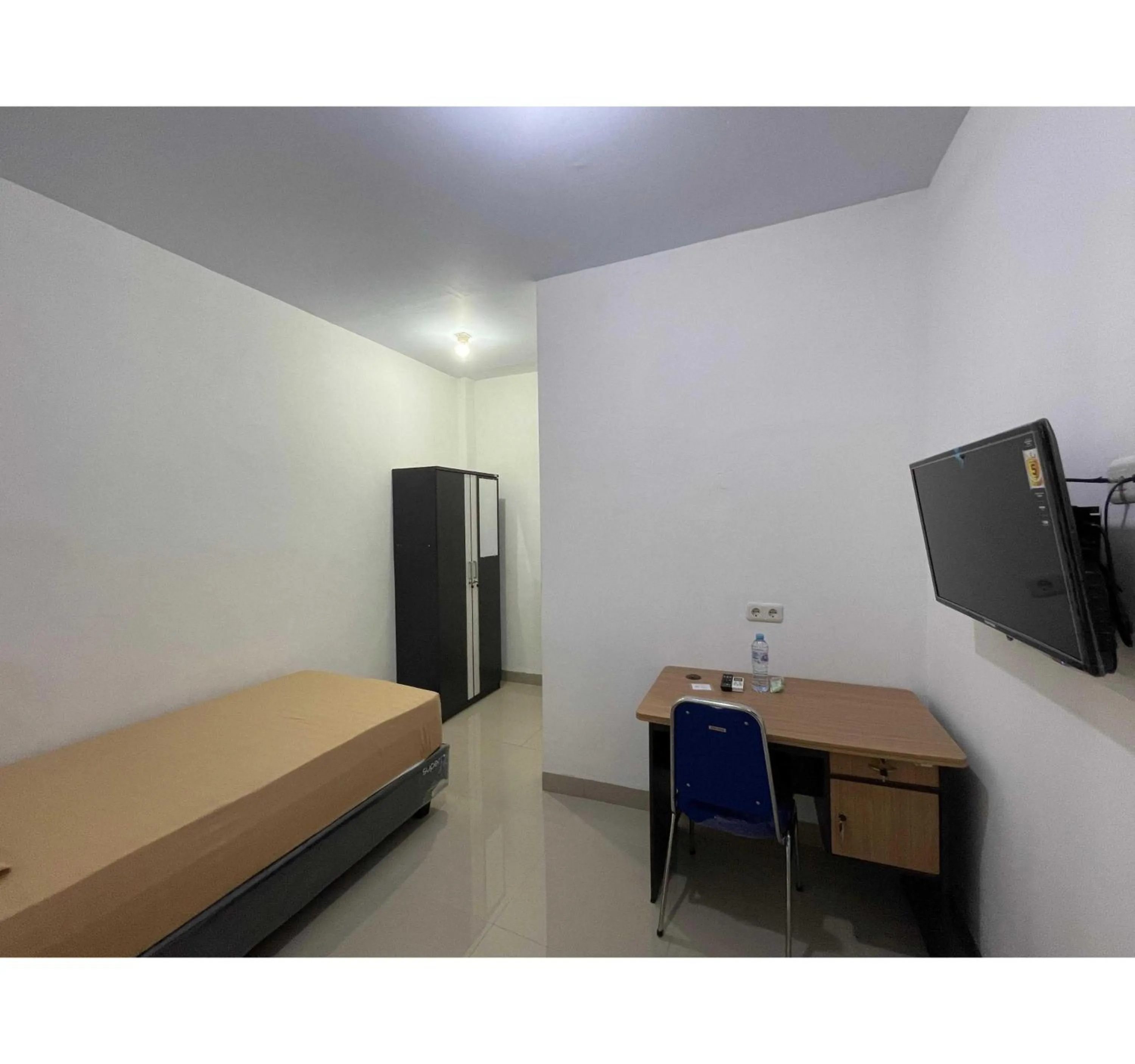 Bedroom, Bed in Hotel O Penginapan Musafir Syariah Near Paramount Woman & Childern's Hospital