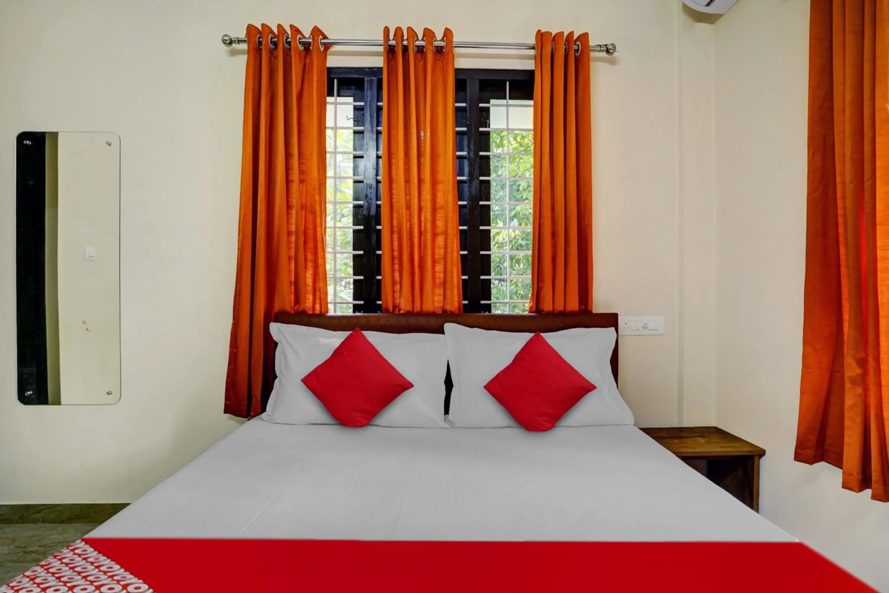 Bedroom, Bed in Hotel O Versatile Inn