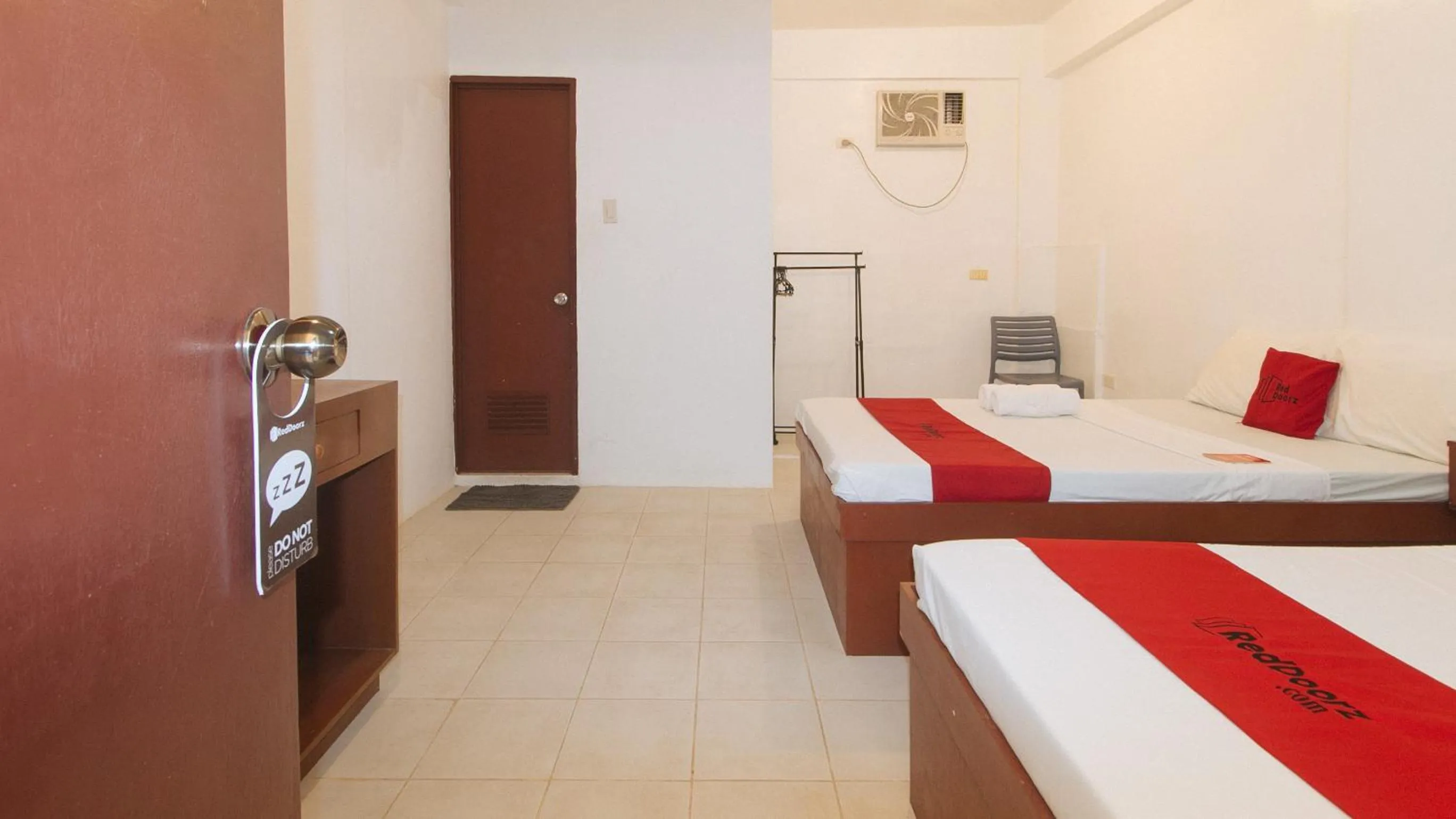 Bed in RedDoorz @ The Central Inn Boracay Island