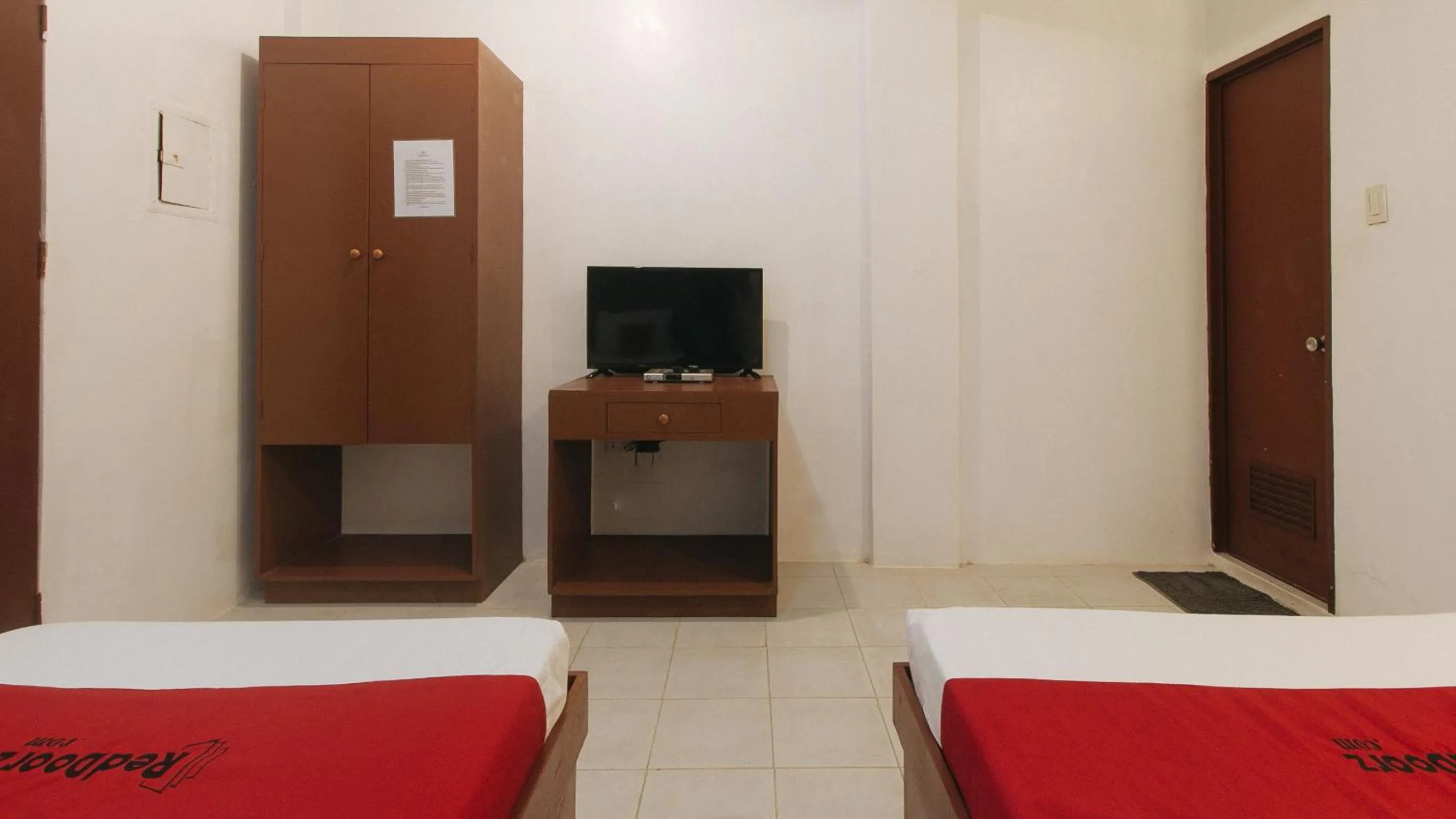 TV and multimedia, Bed in RedDoorz @ The Central Inn Boracay Island