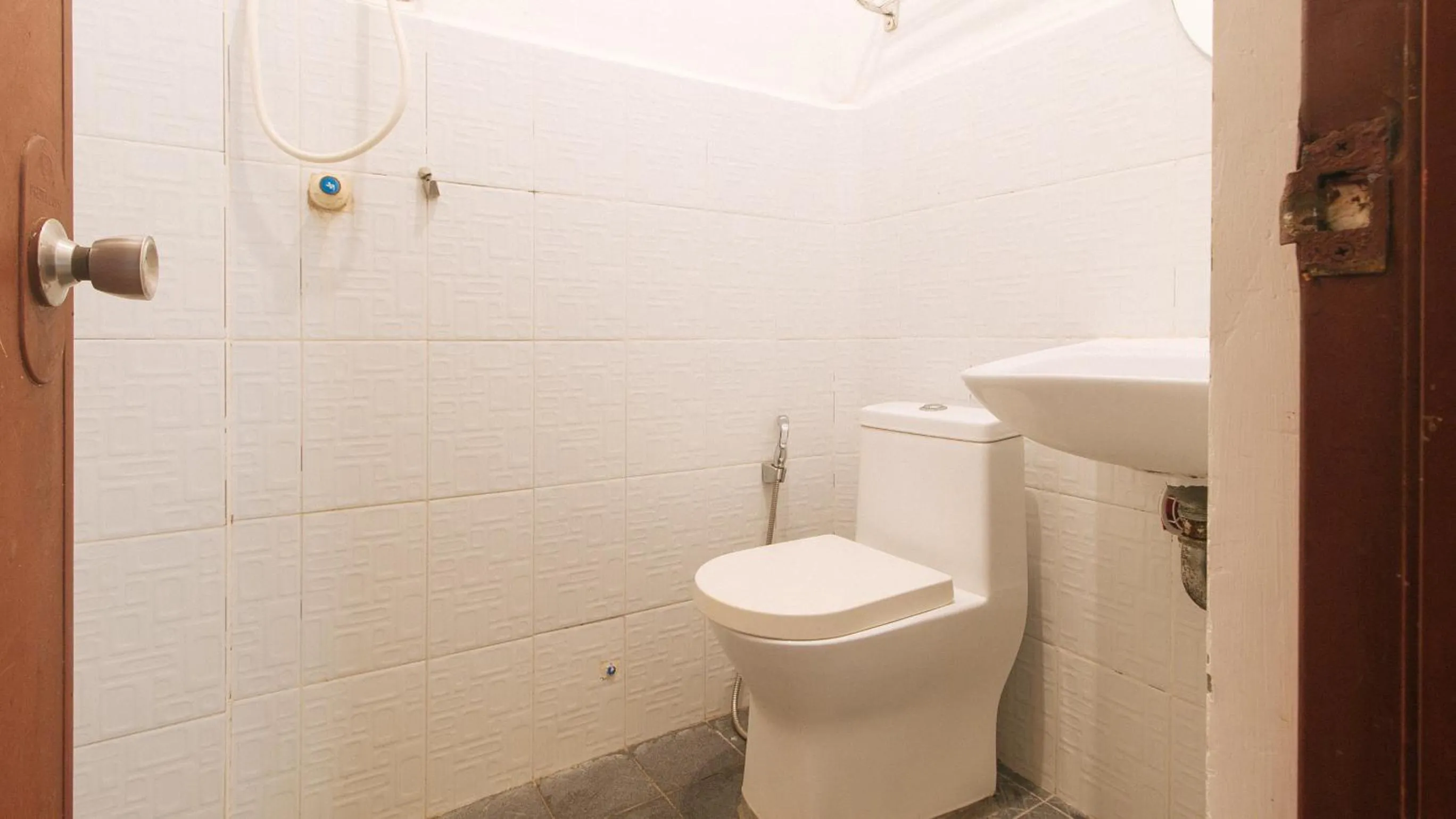 Toilet in RedDoorz @ The Central Inn Boracay Island