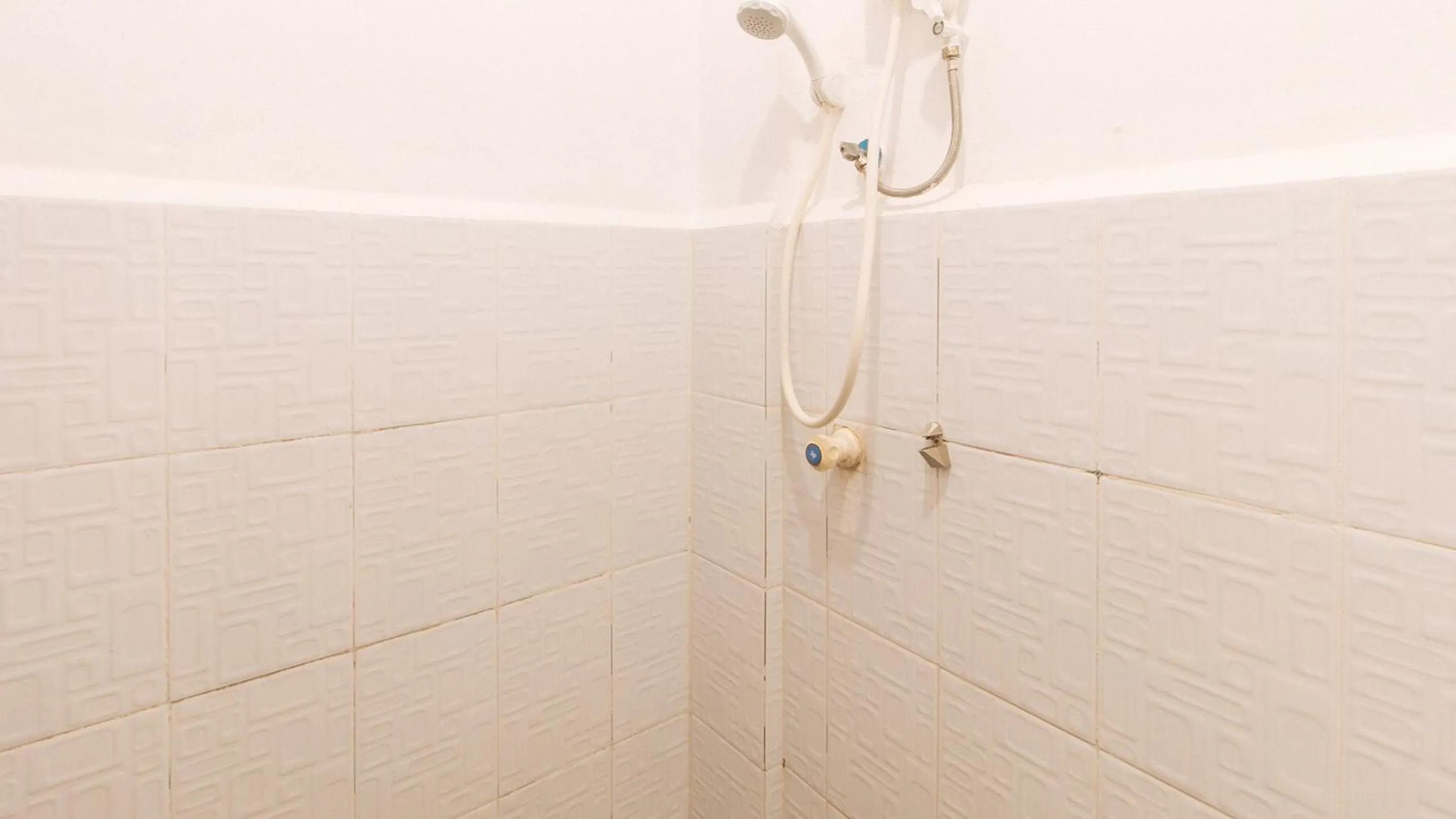 Shower in RedDoorz @ The Central Inn Boracay Island