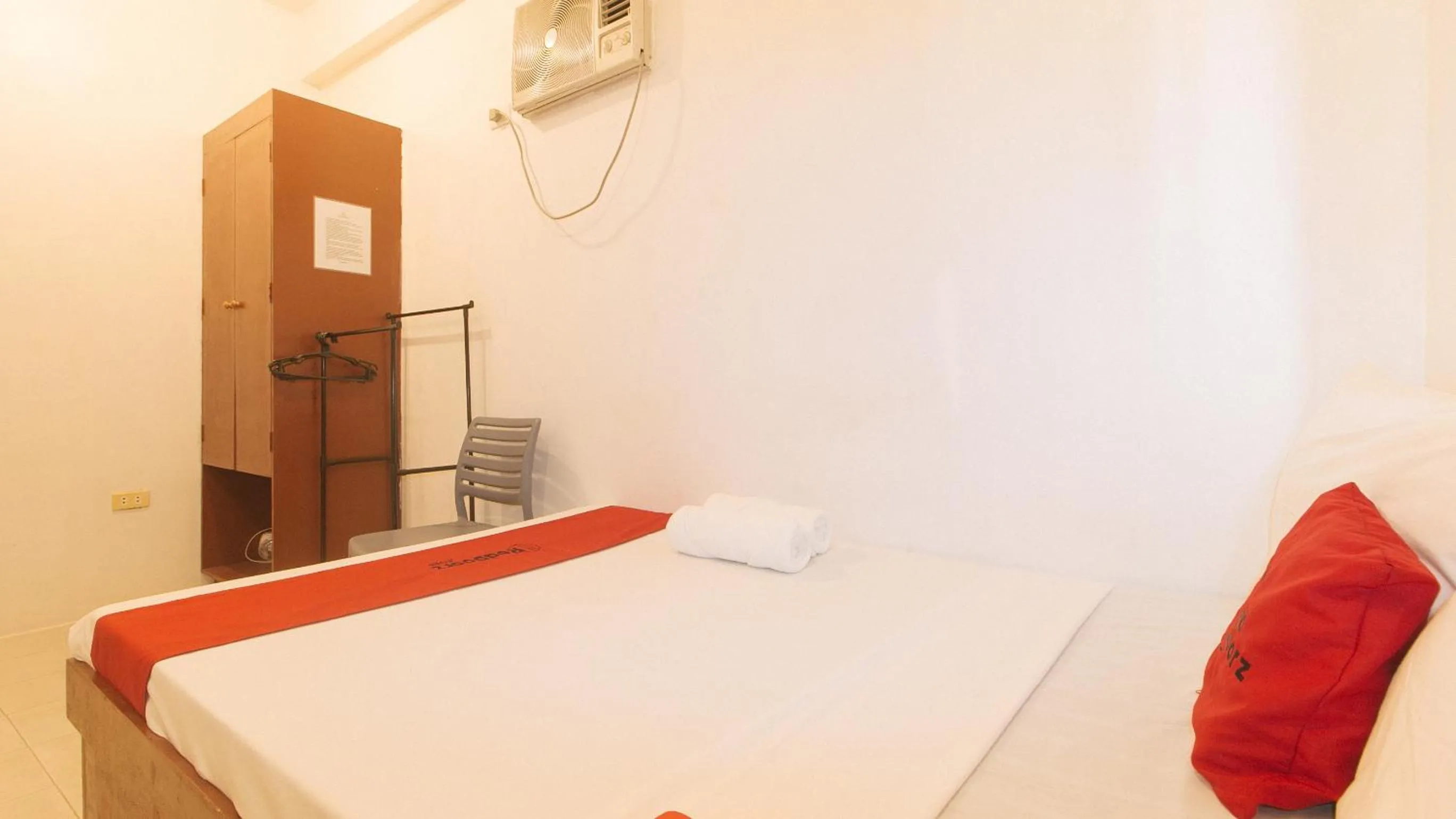 Bed in RedDoorz @ The Central Inn Boracay Island