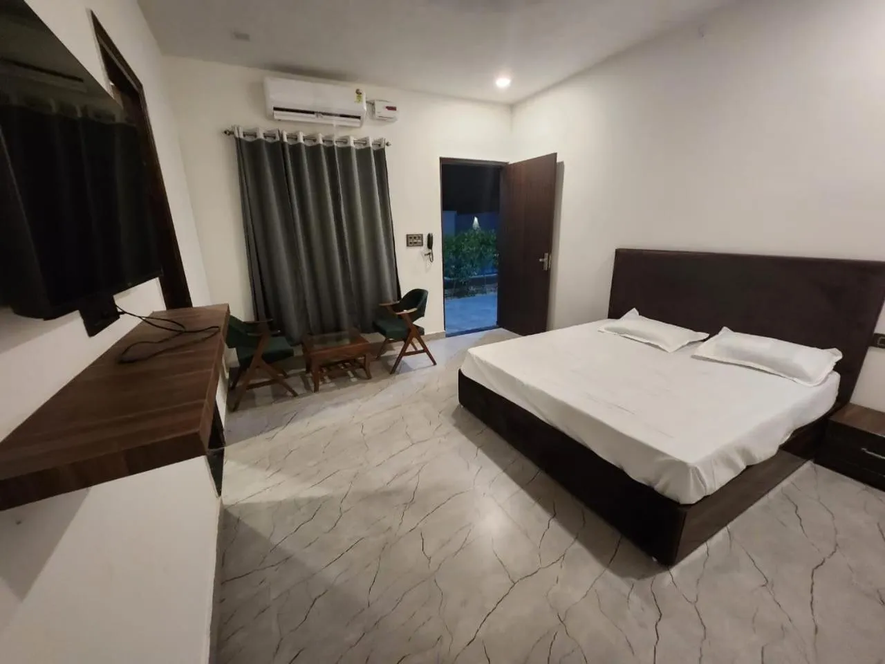 Bed in The Lagoon