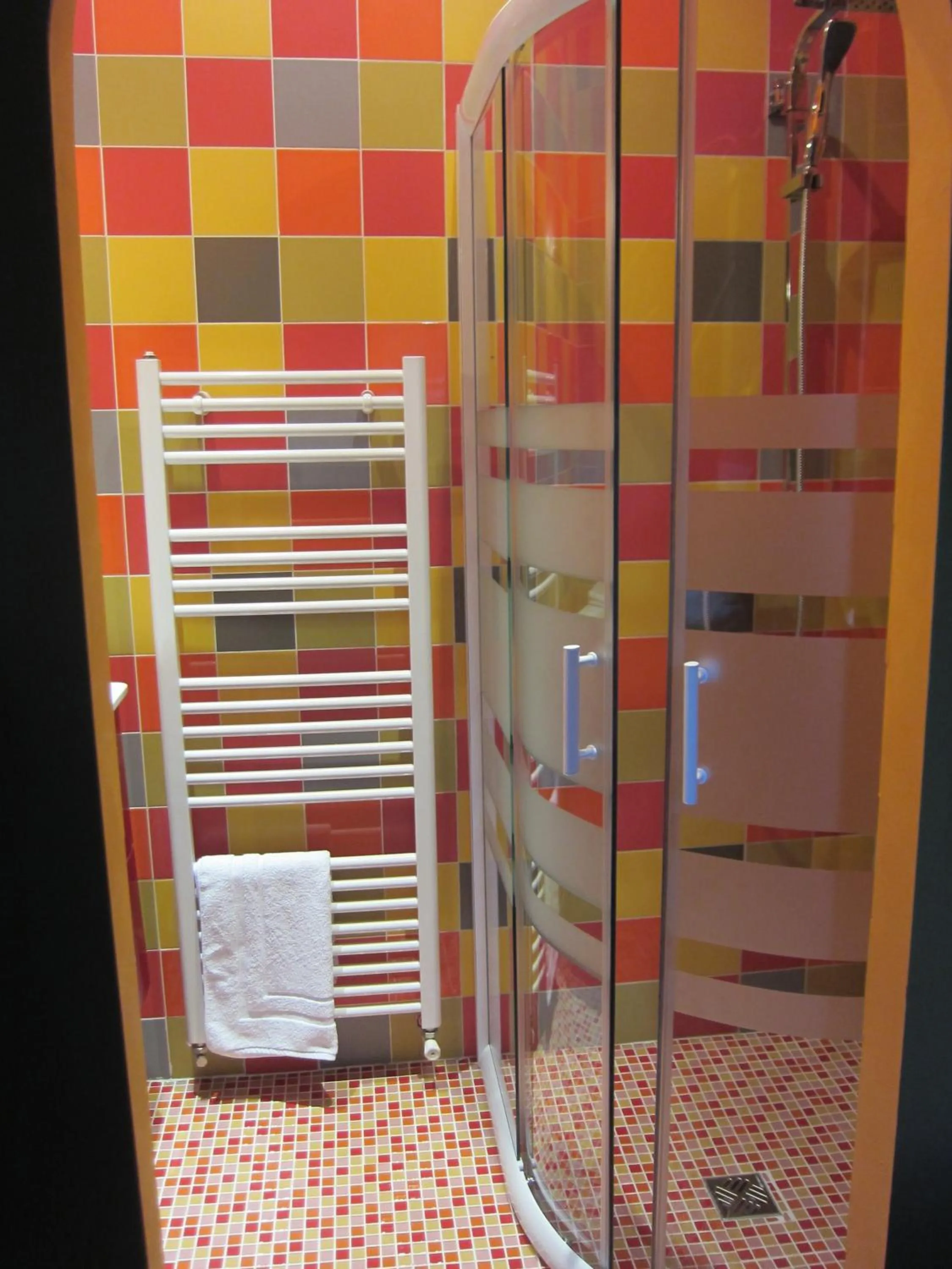 Bathroom in Hotel La Font Vineuse & Spa