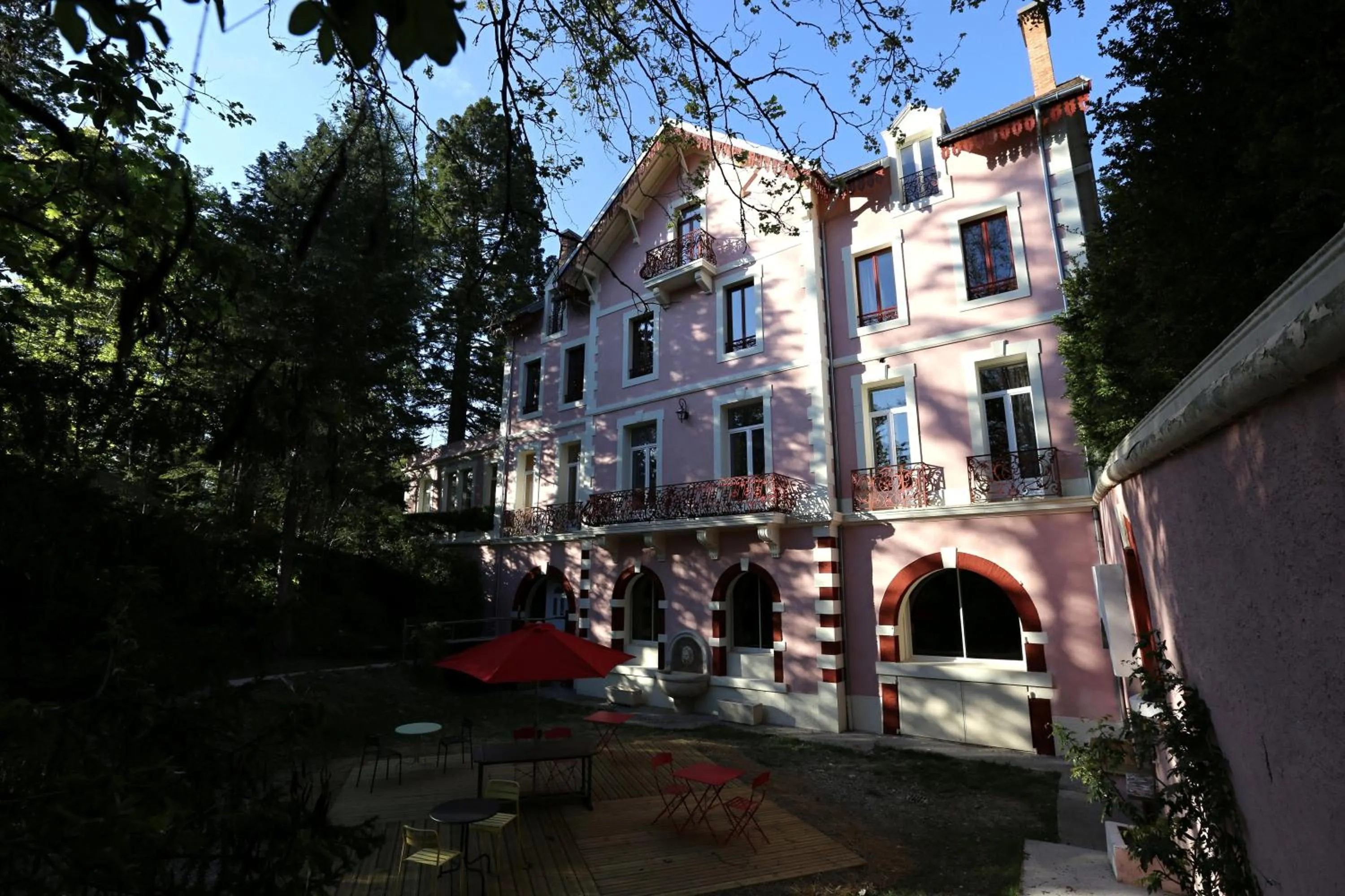 Facade/entrance in Hotel La Font Vineuse & Spa