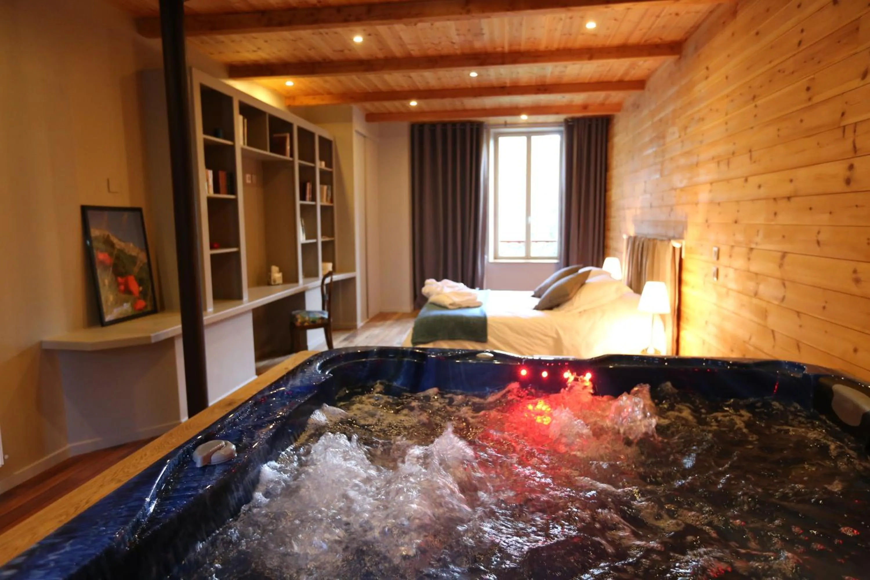 Hot Tub in Hotel La Font Vineuse & Spa