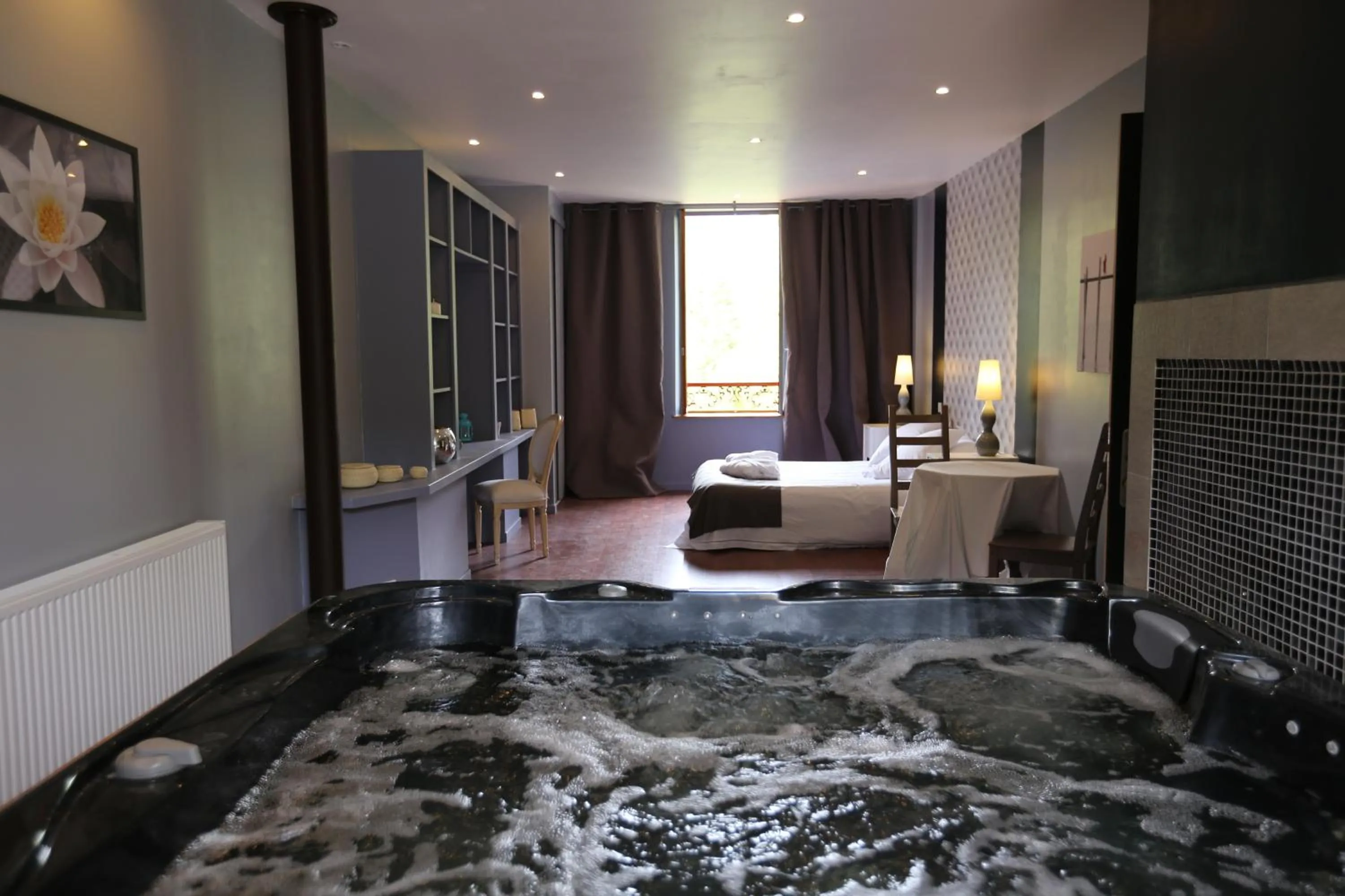 Hot Tub in Hotel La Font Vineuse & Spa