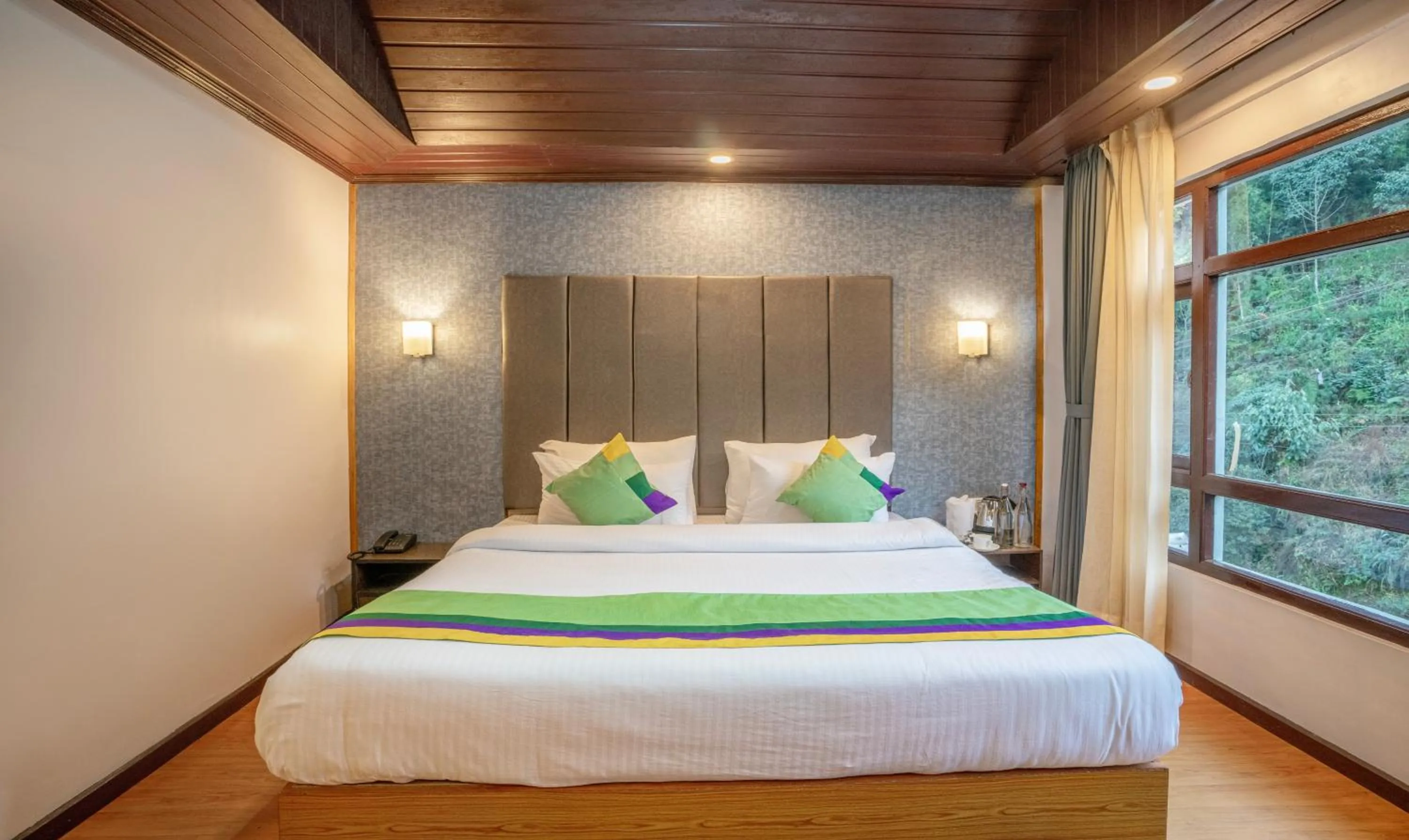 Bedroom, Bed in Treebo Eeshan Rodhi Resort, Darjeeling