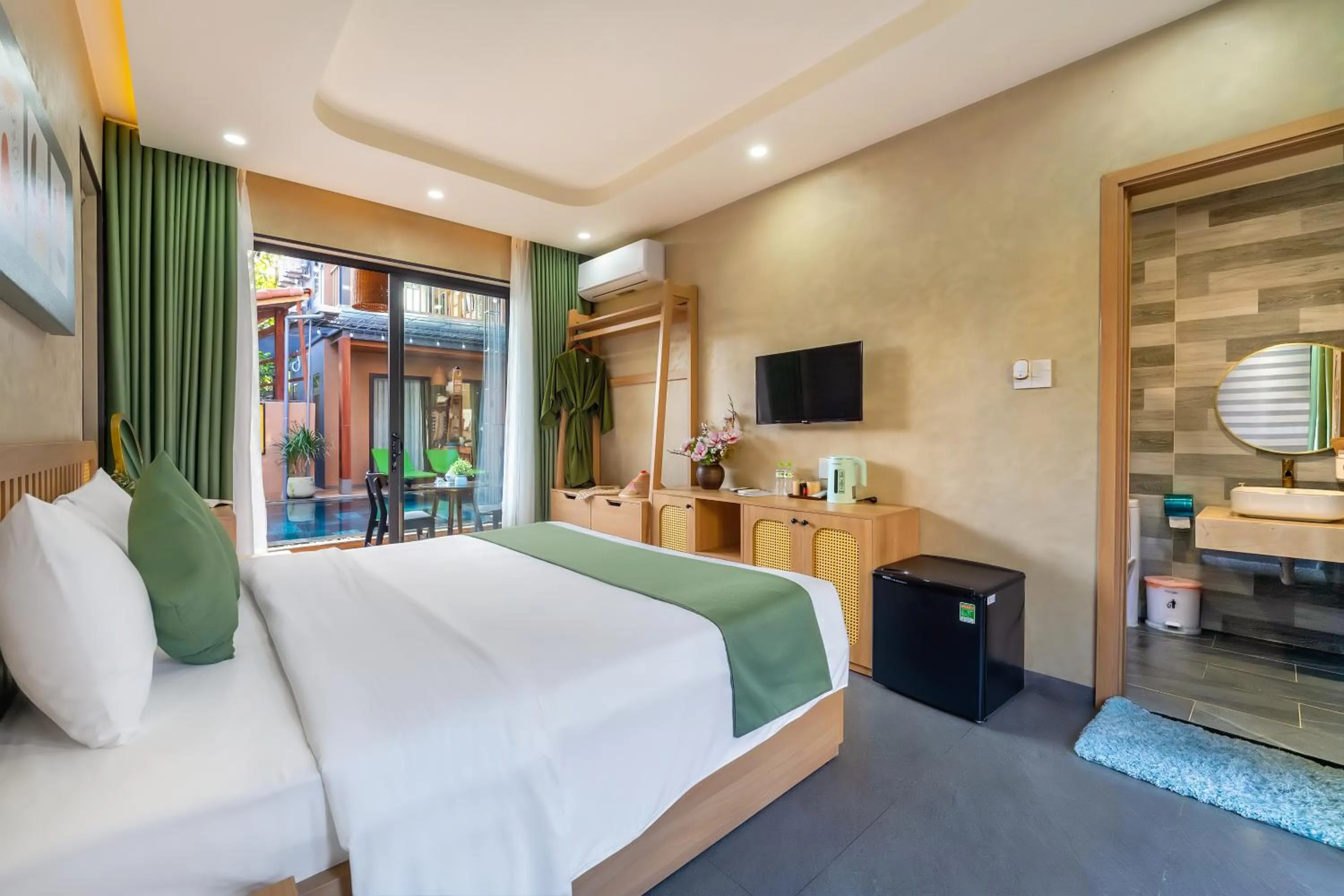 Pool view, Bed in The Linh Seaside Villa Hoi An