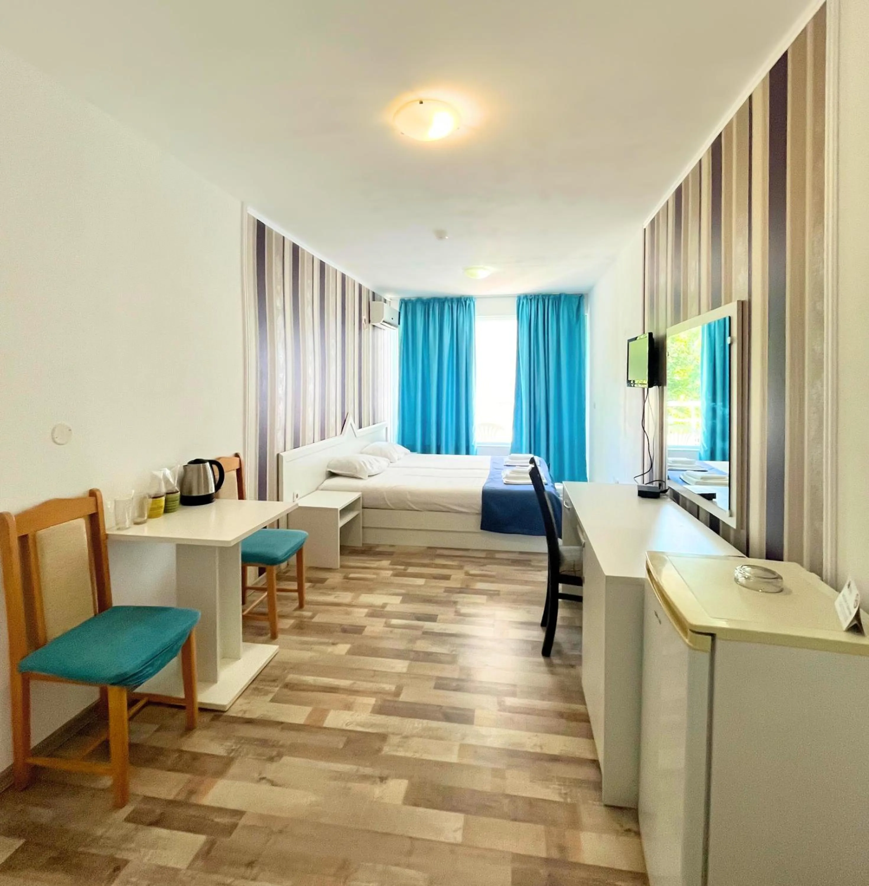 Photo of the whole room, Bed in STELA