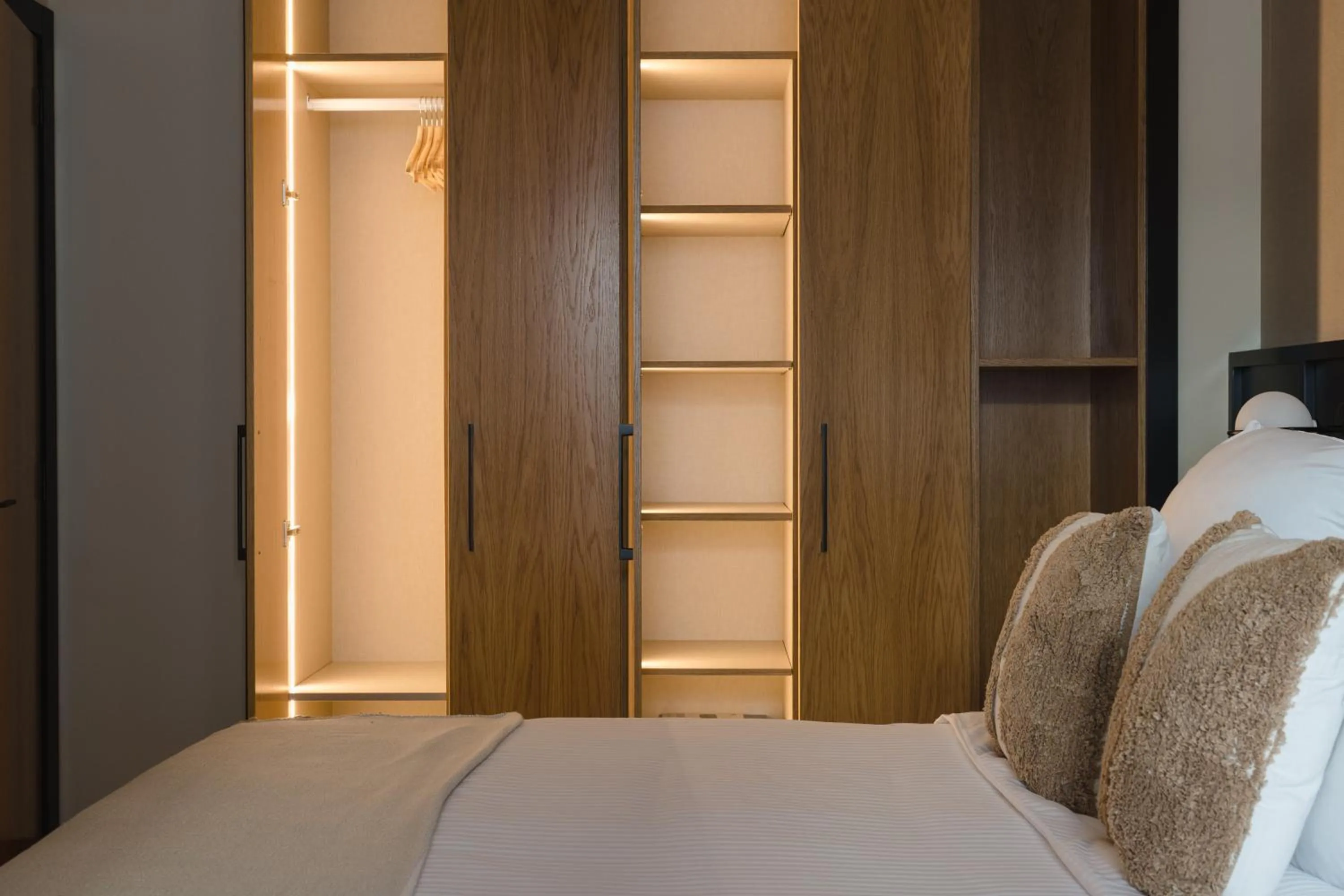 wardrobe, Bed in Blue Marina Suites - Boutique Apartments