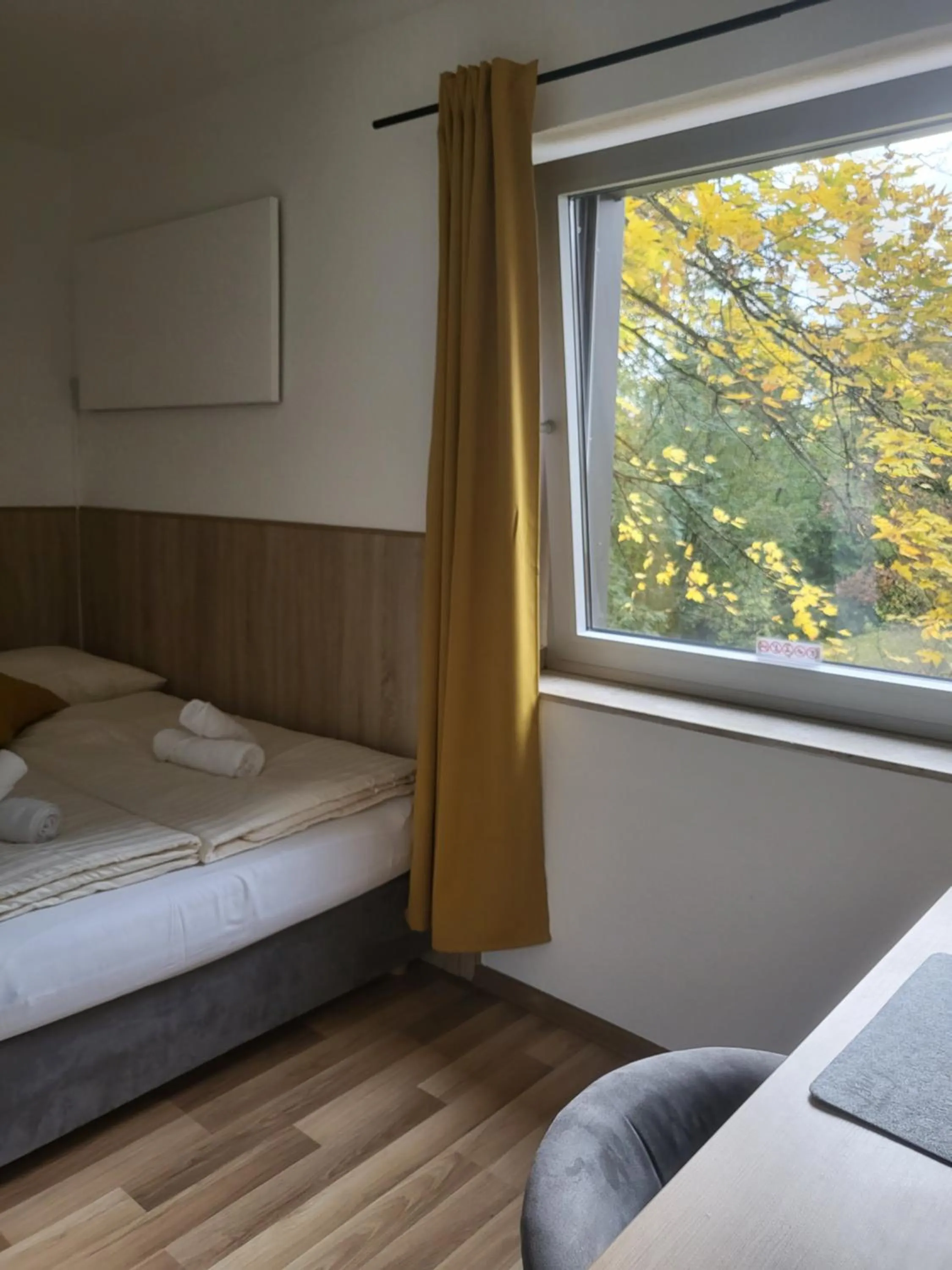 View (from property/room), Bed in Hotel Mettmann