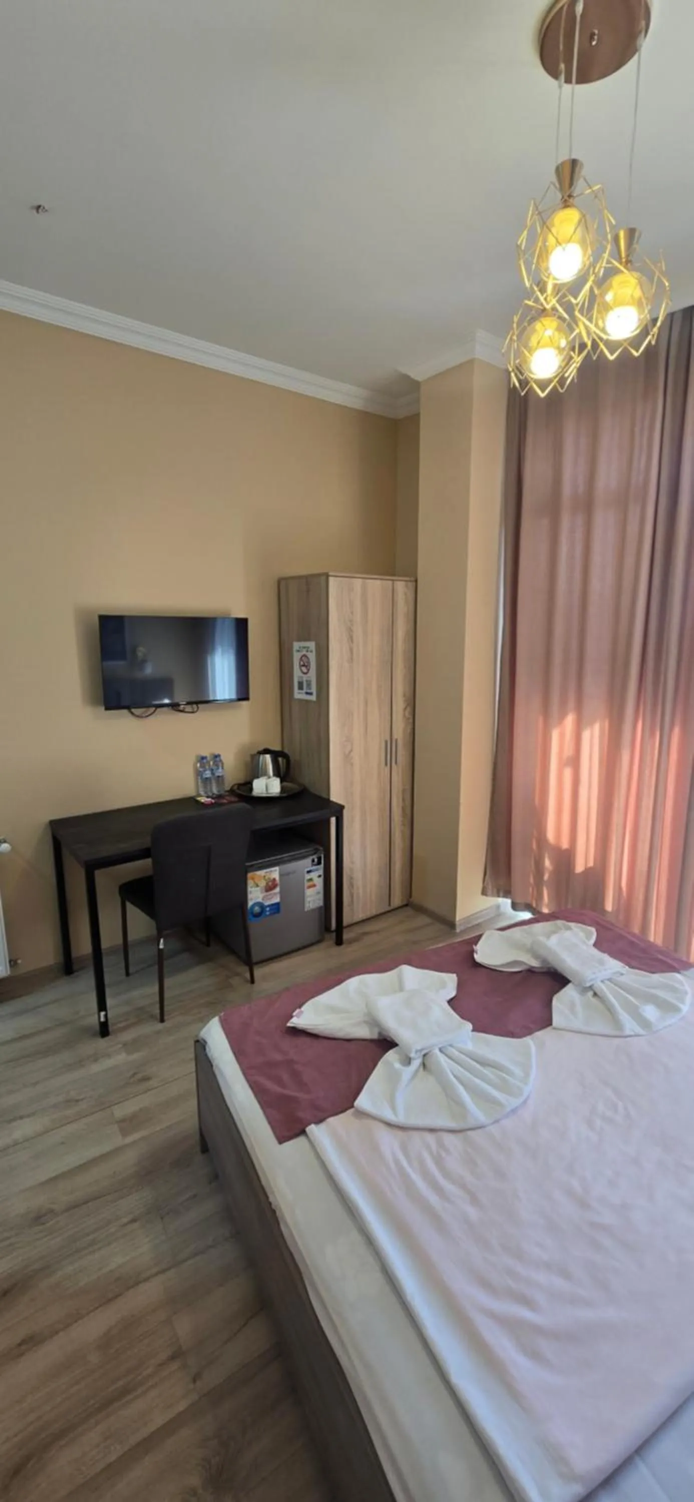 wardrobe, Bed in MAHALI HOTEL