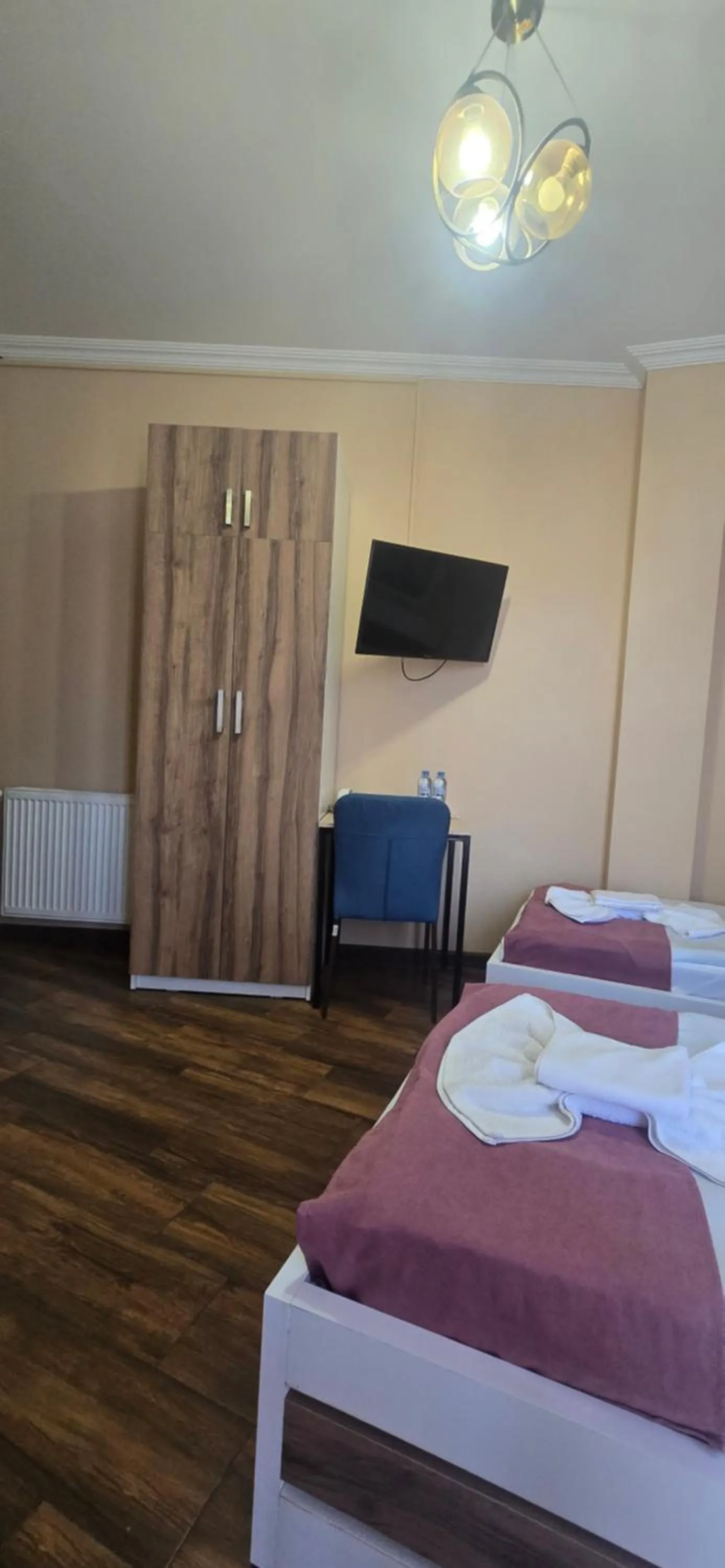 wardrobe, Bed in MAHALI HOTEL