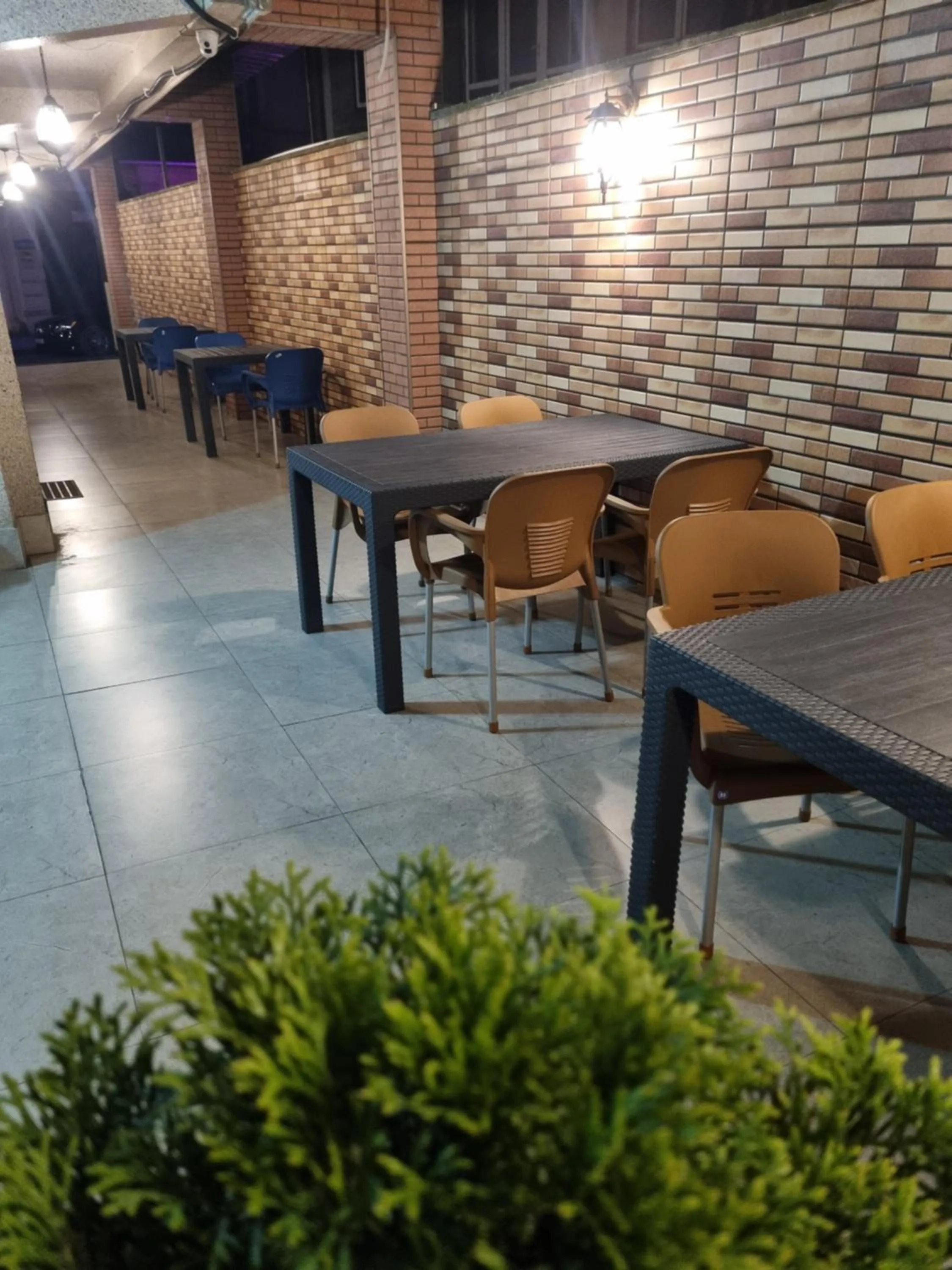 Restaurant/places to eat in MAHALI HOTEL