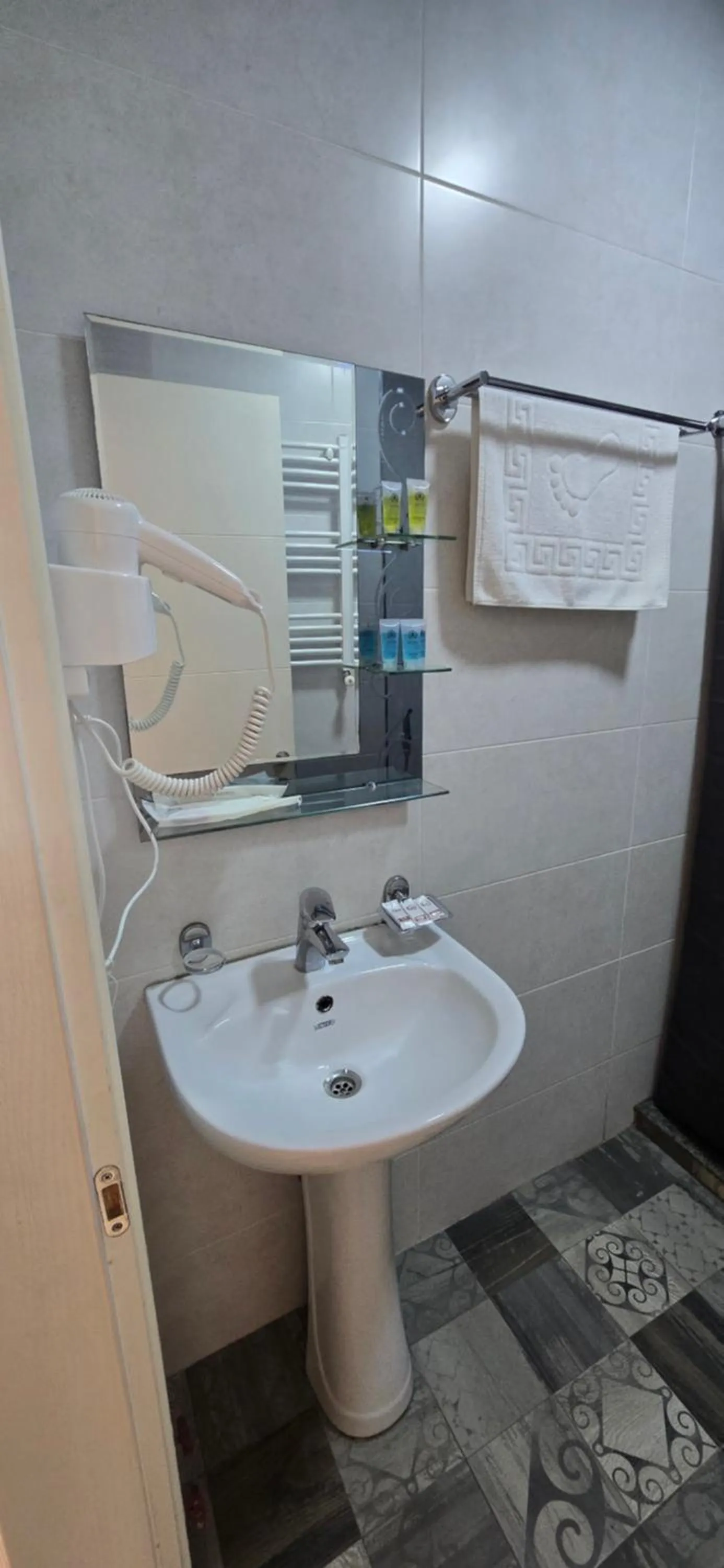 Toilet in MAHALI HOTEL