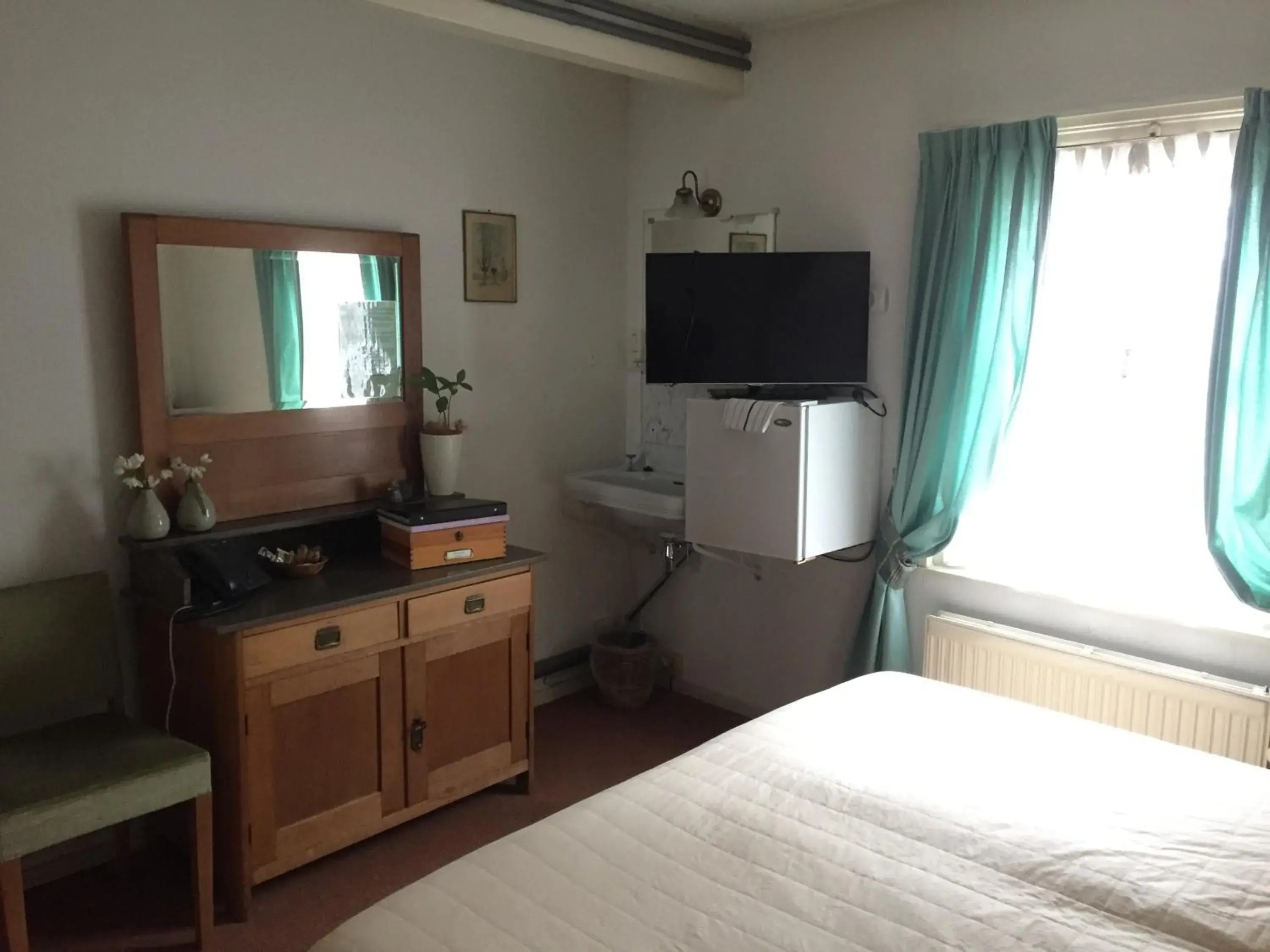 Double Room with Private External Bathroom - single occupancy in Hanzestadslogement "De Leeuw", logies in het centrum van Deventer Double Room with Private External Bathroom - single occupancy in Hanzestadslogement "De Leeuw", logies in het centrum van Deventer