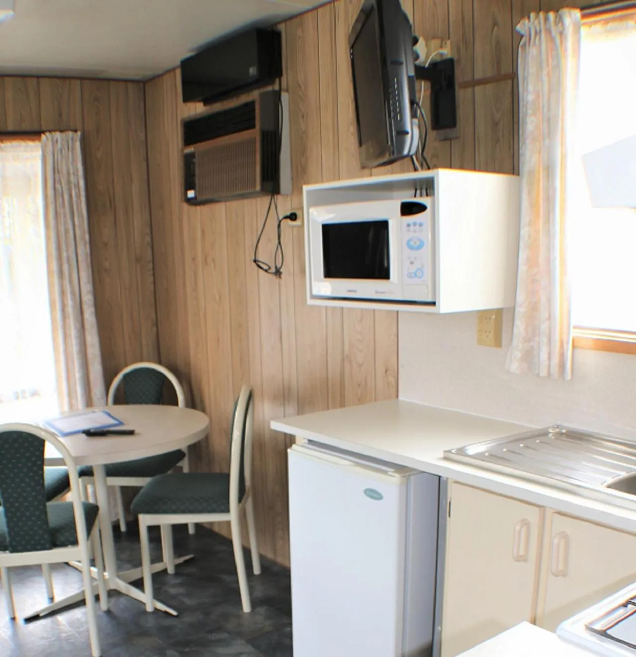 Kitchen or kitchenette in Lake Fyans Holiday Park