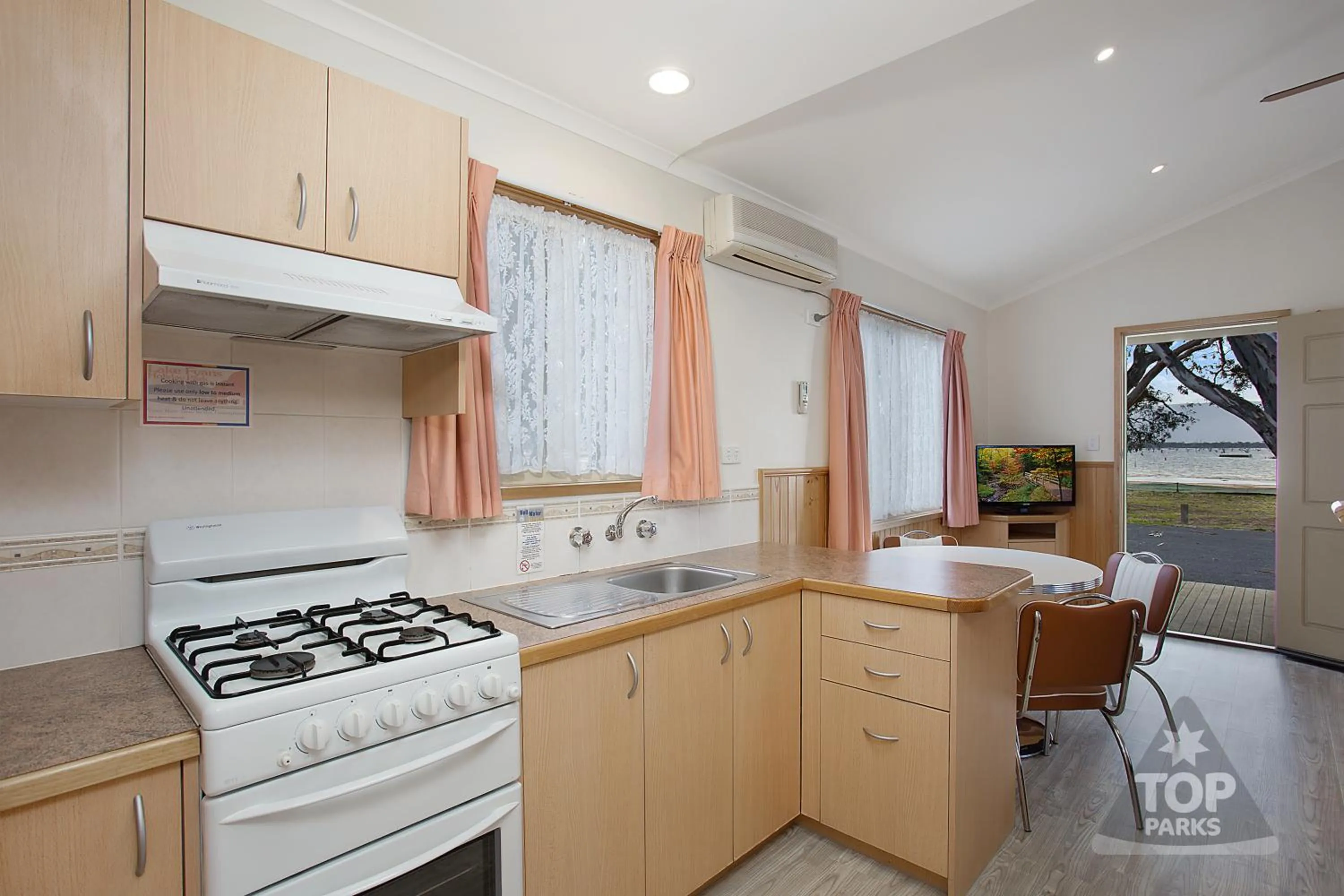 Kitchen or kitchenette in Lake Fyans Holiday Park