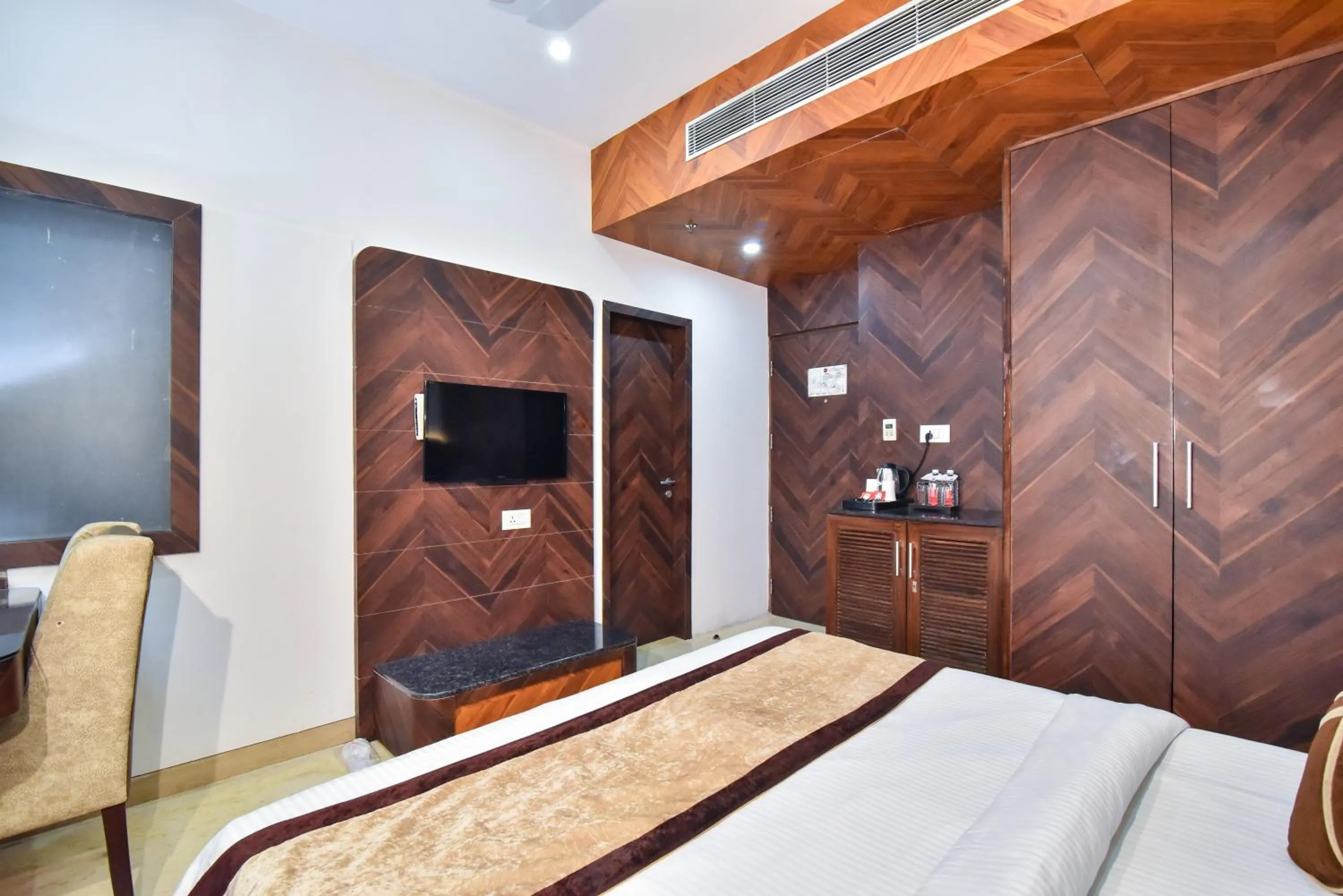 room service, Bed in Hotel Sawera Grand Near Golden Temple