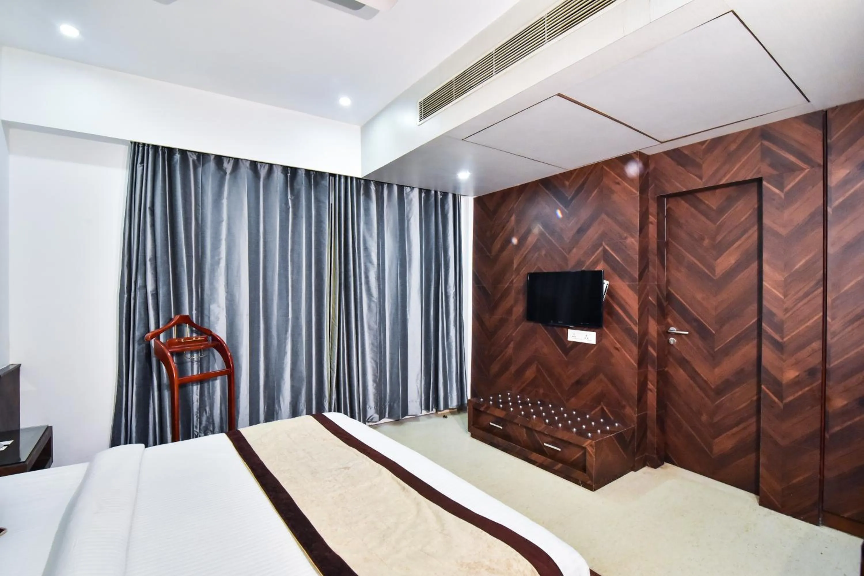 TV and multimedia, Bed in Hotel Sawera Grand Near Golden Temple