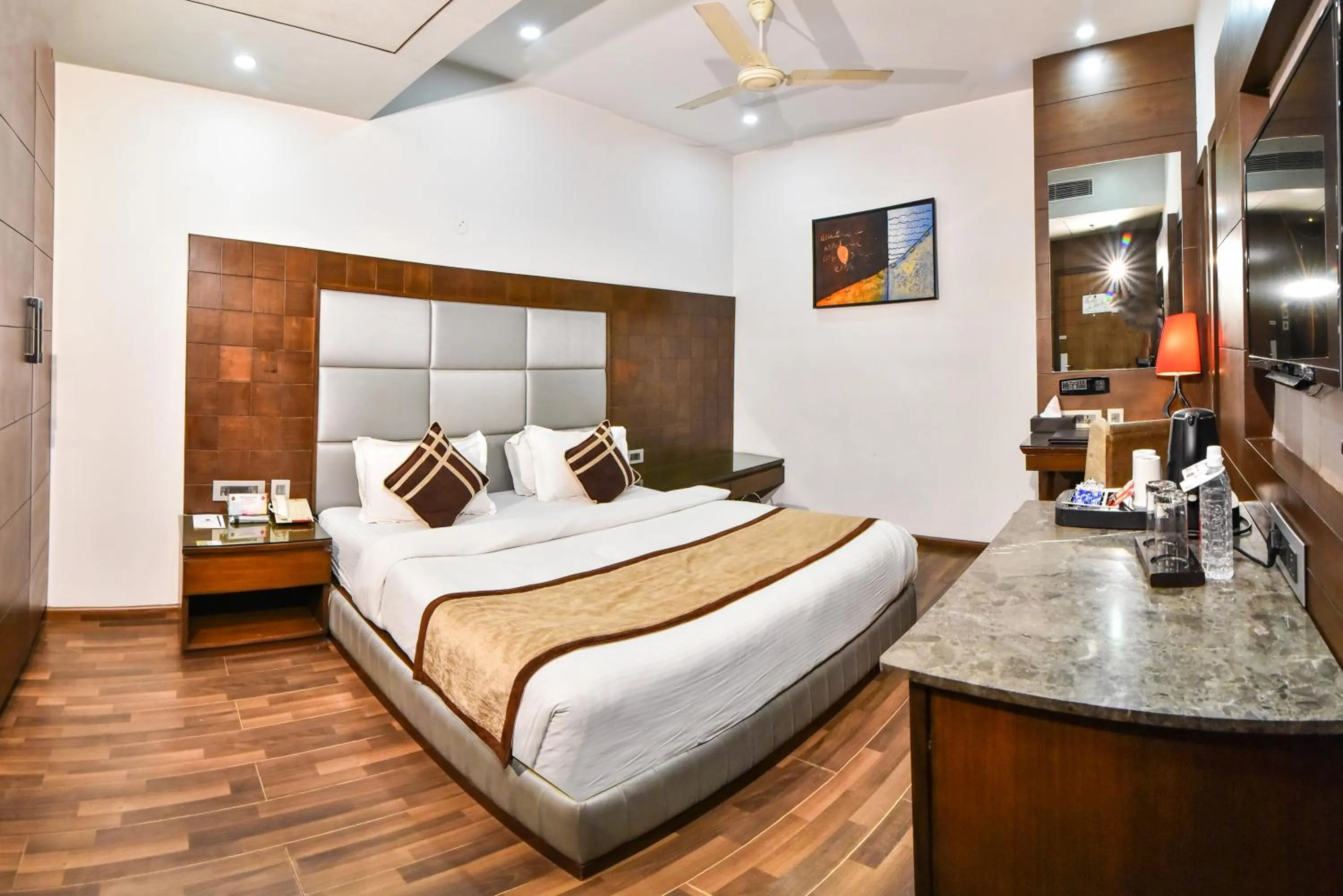 Bedroom, Bed in Hotel Sawera Grand Near Golden Temple