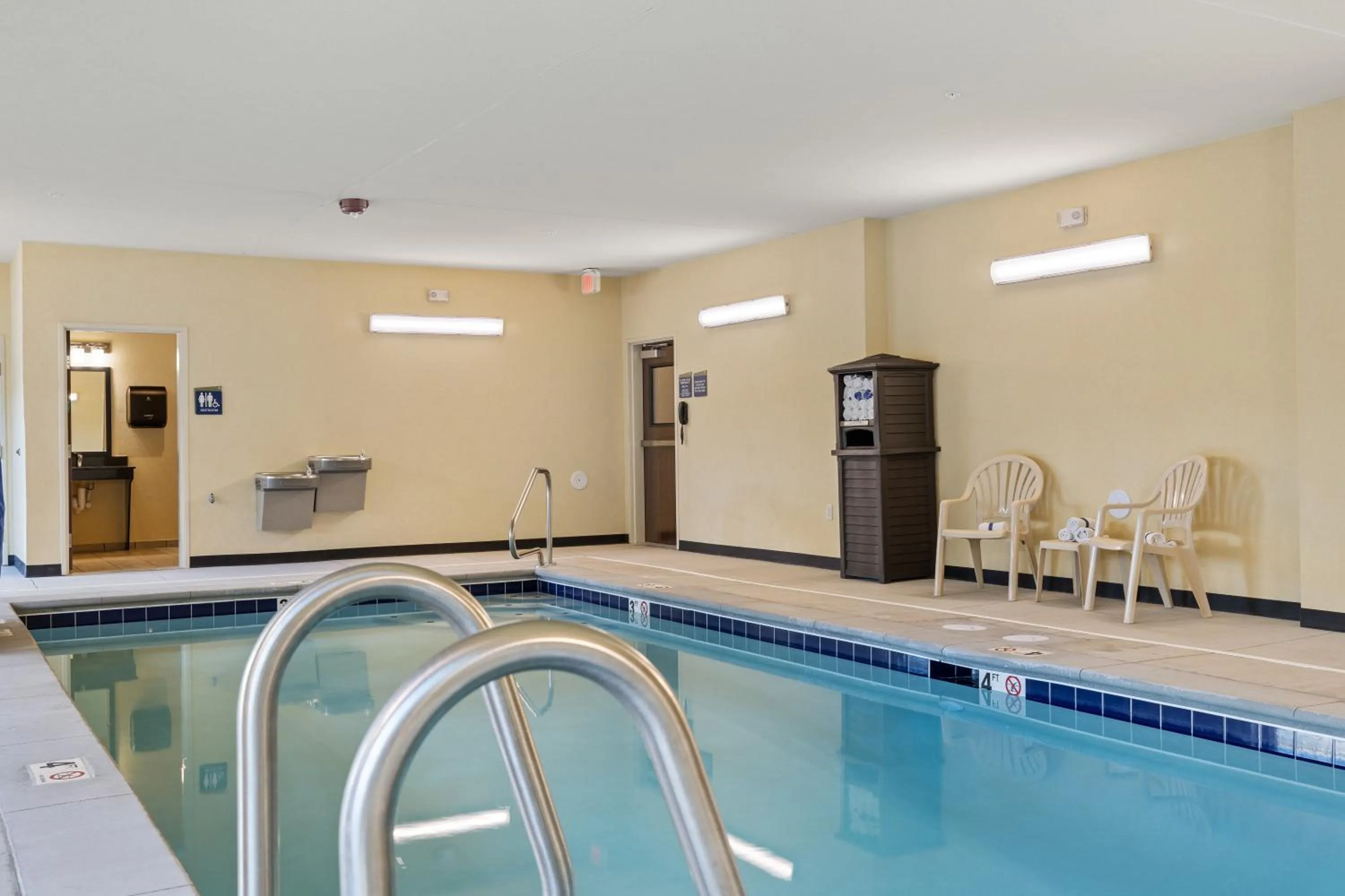 Swimming pool in Cobblestone Hotel & Suites - Alpine