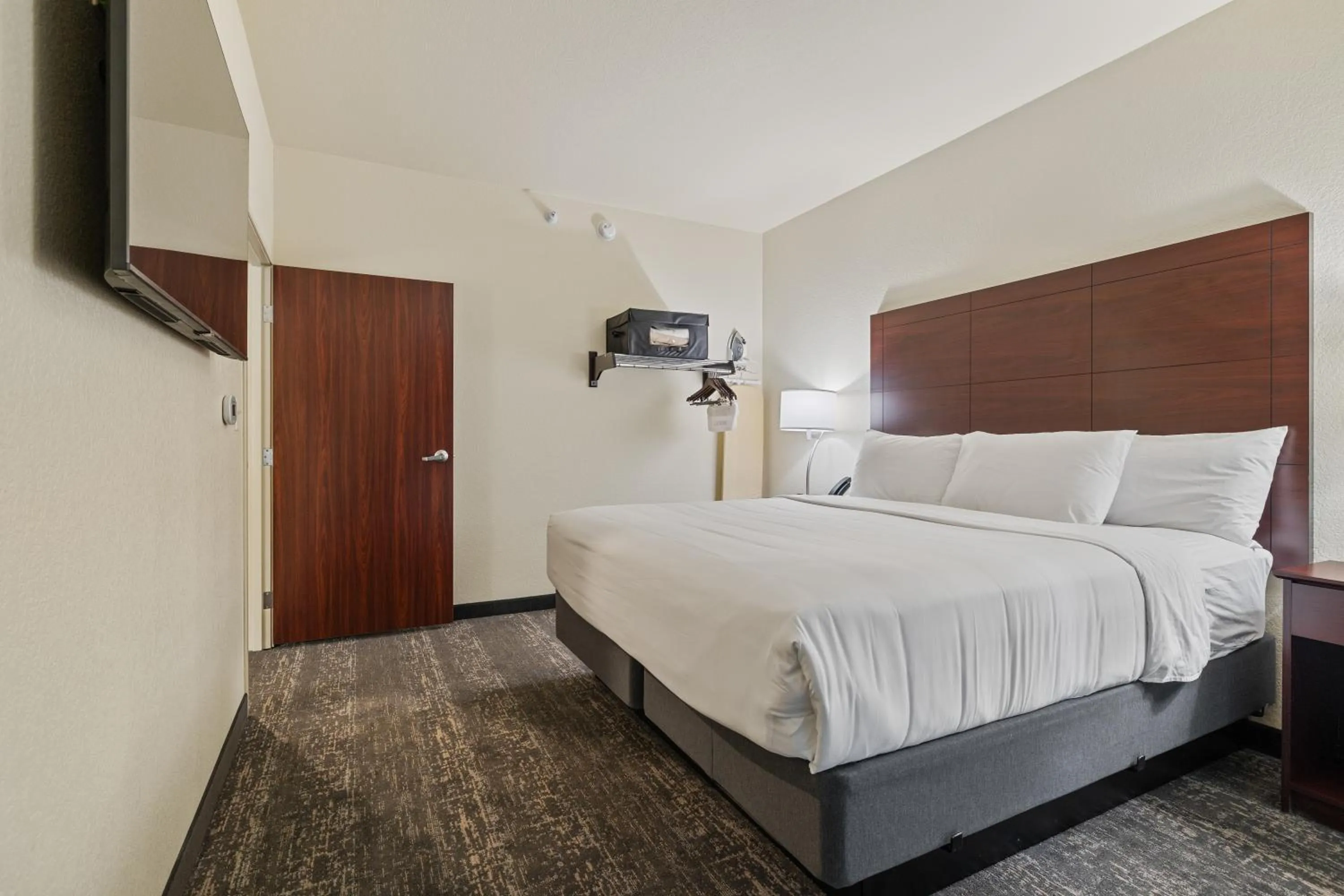 Bed in Cobblestone Hotel & Suites - Alpine