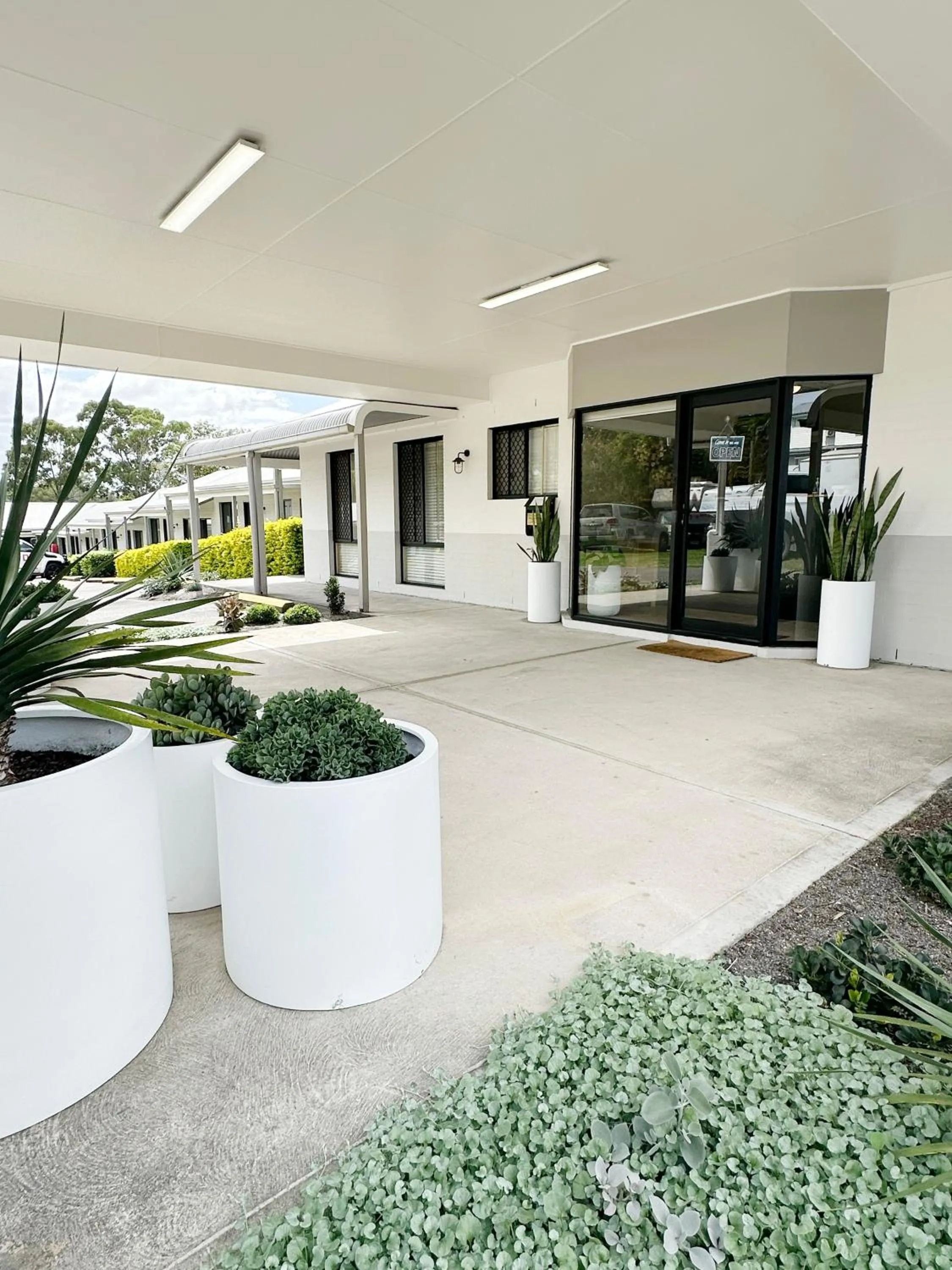 Property building in Catalina Motel Lake Macquarie