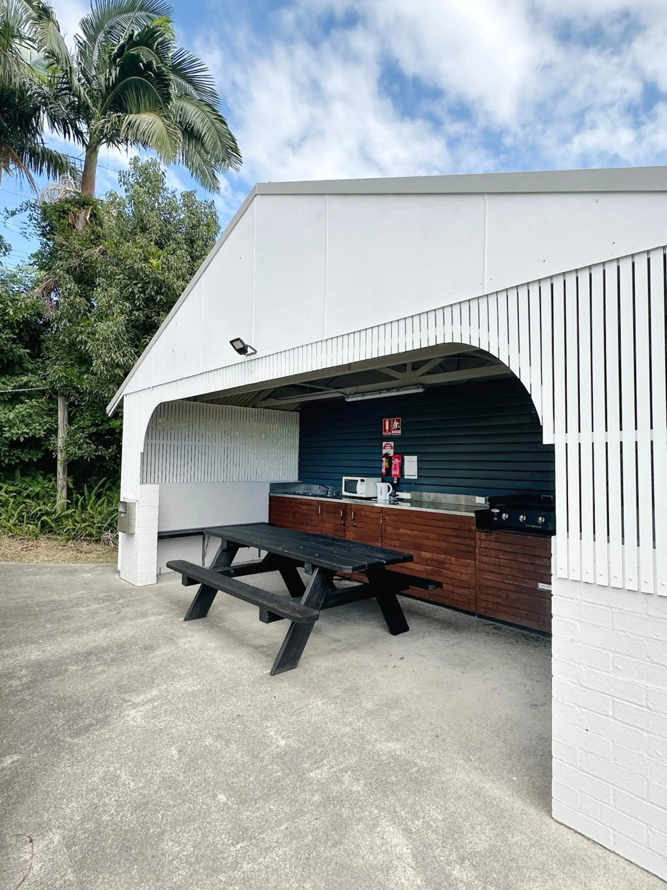 BBQ facilities in Catalina Motel Lake Macquarie
