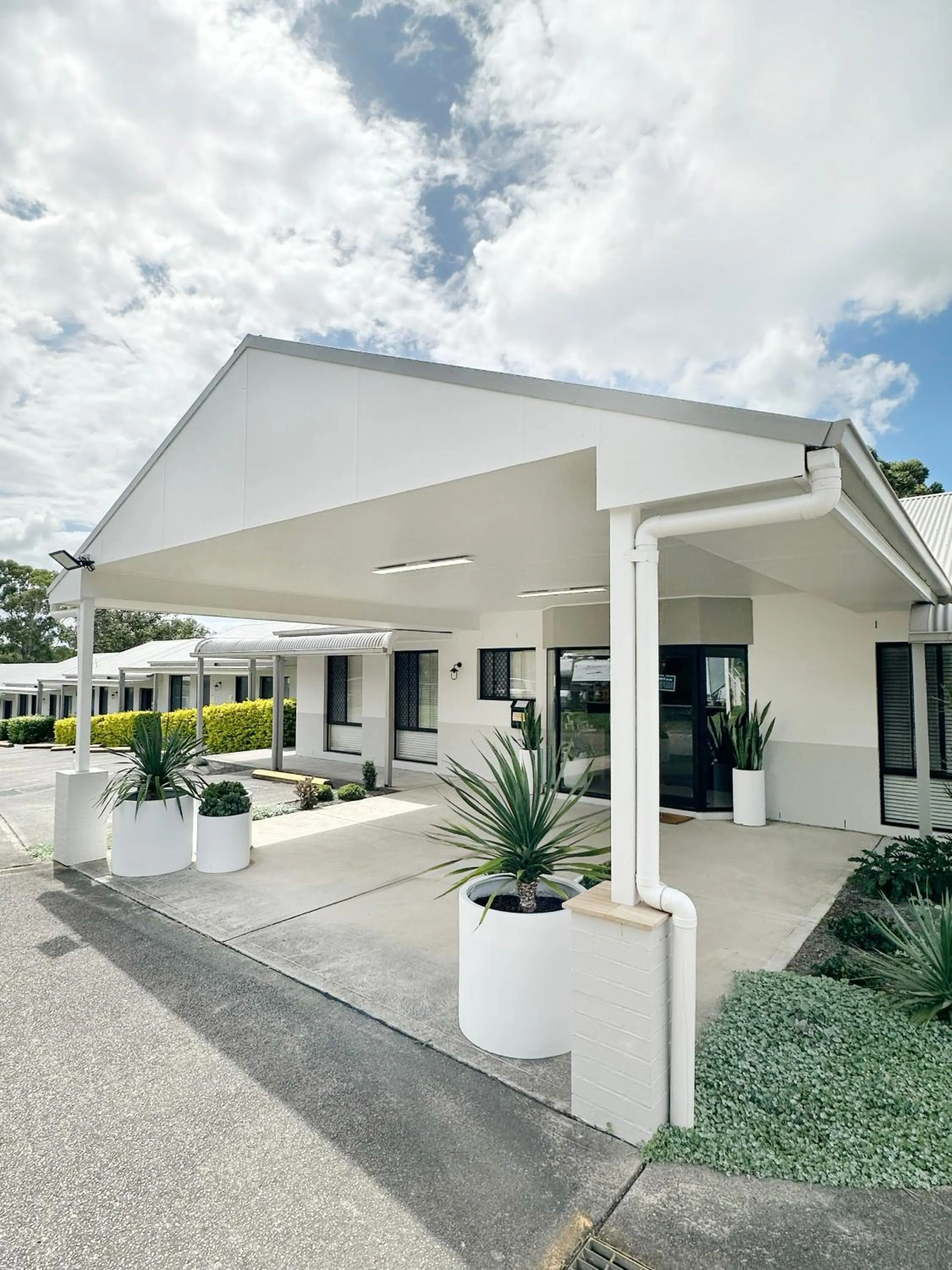 Property building in Catalina Motel Lake Macquarie