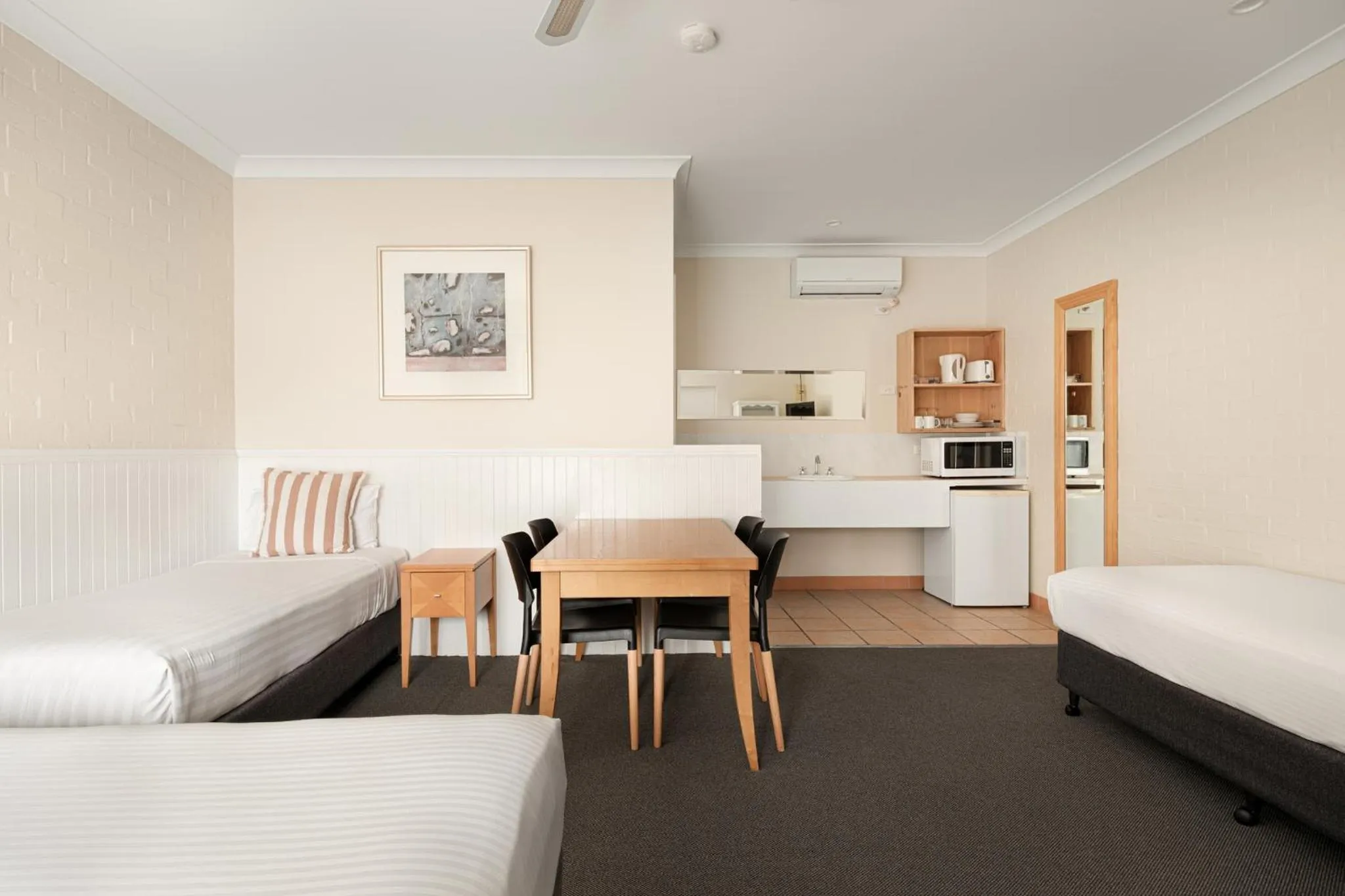 Kitchen or kitchenette in Catalina Motel Lake Macquarie