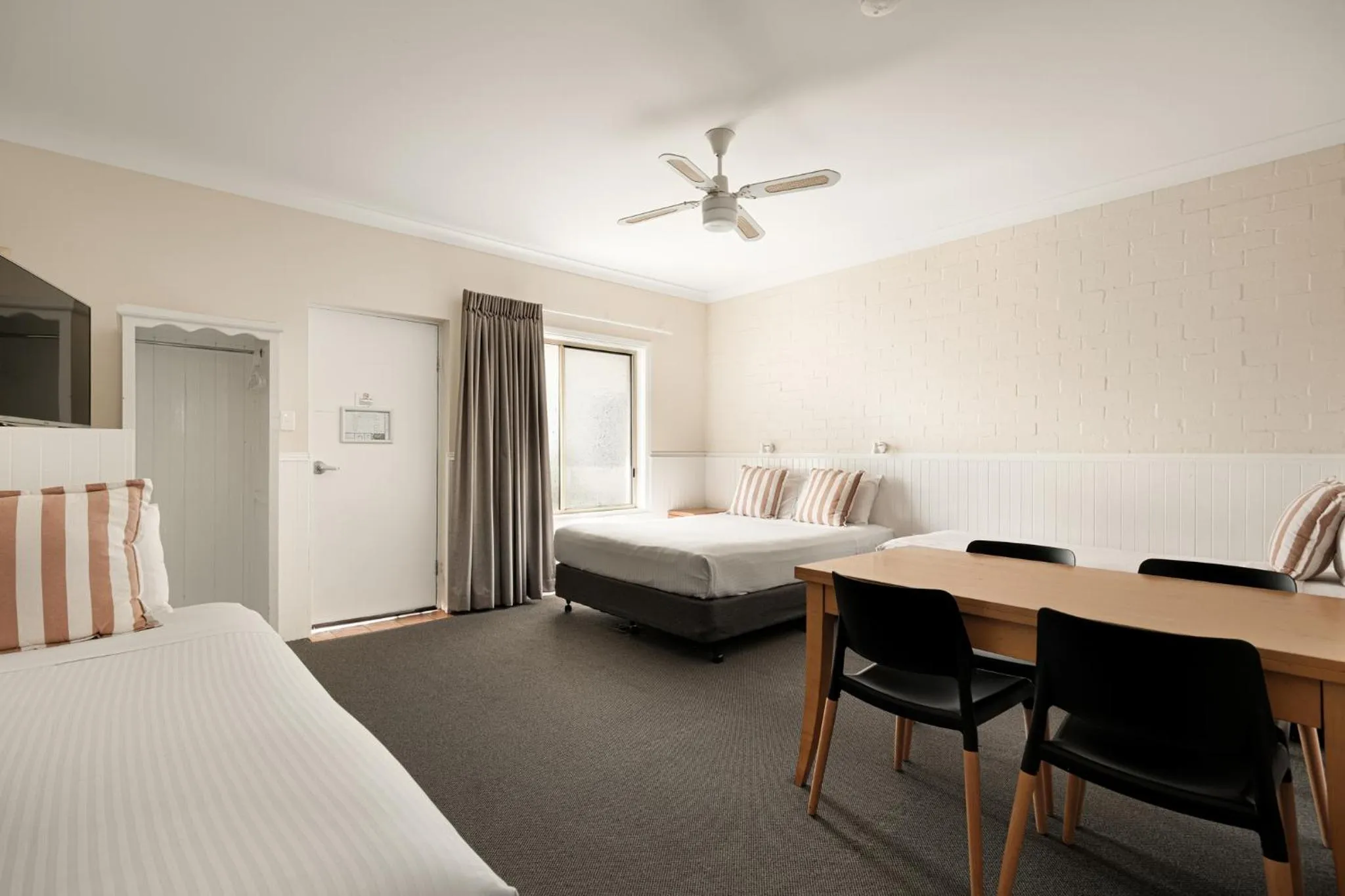 Dining area, Bed in Catalina Motel Lake Macquarie