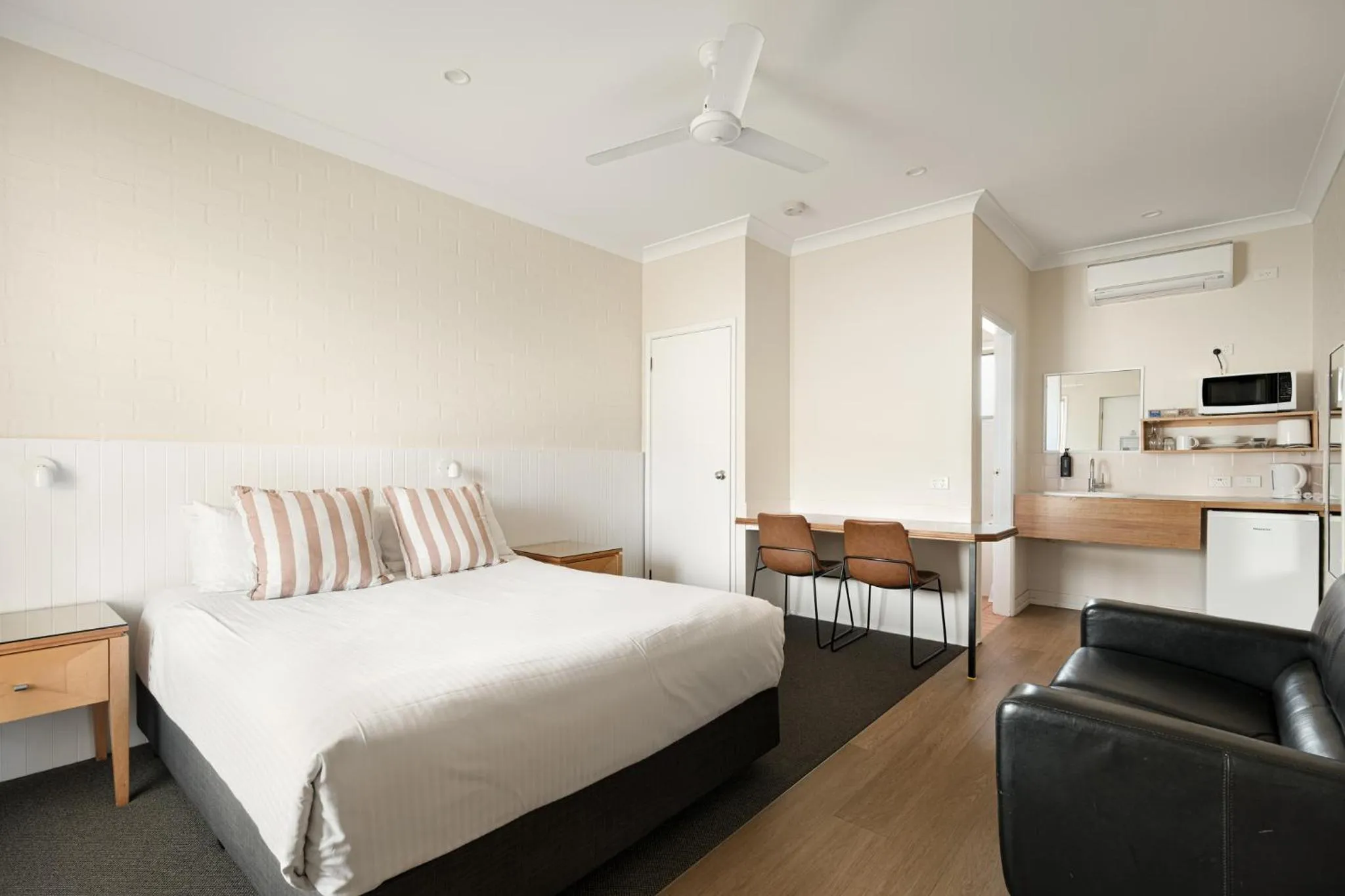 Kitchen or kitchenette, Bed in Catalina Motel Lake Macquarie