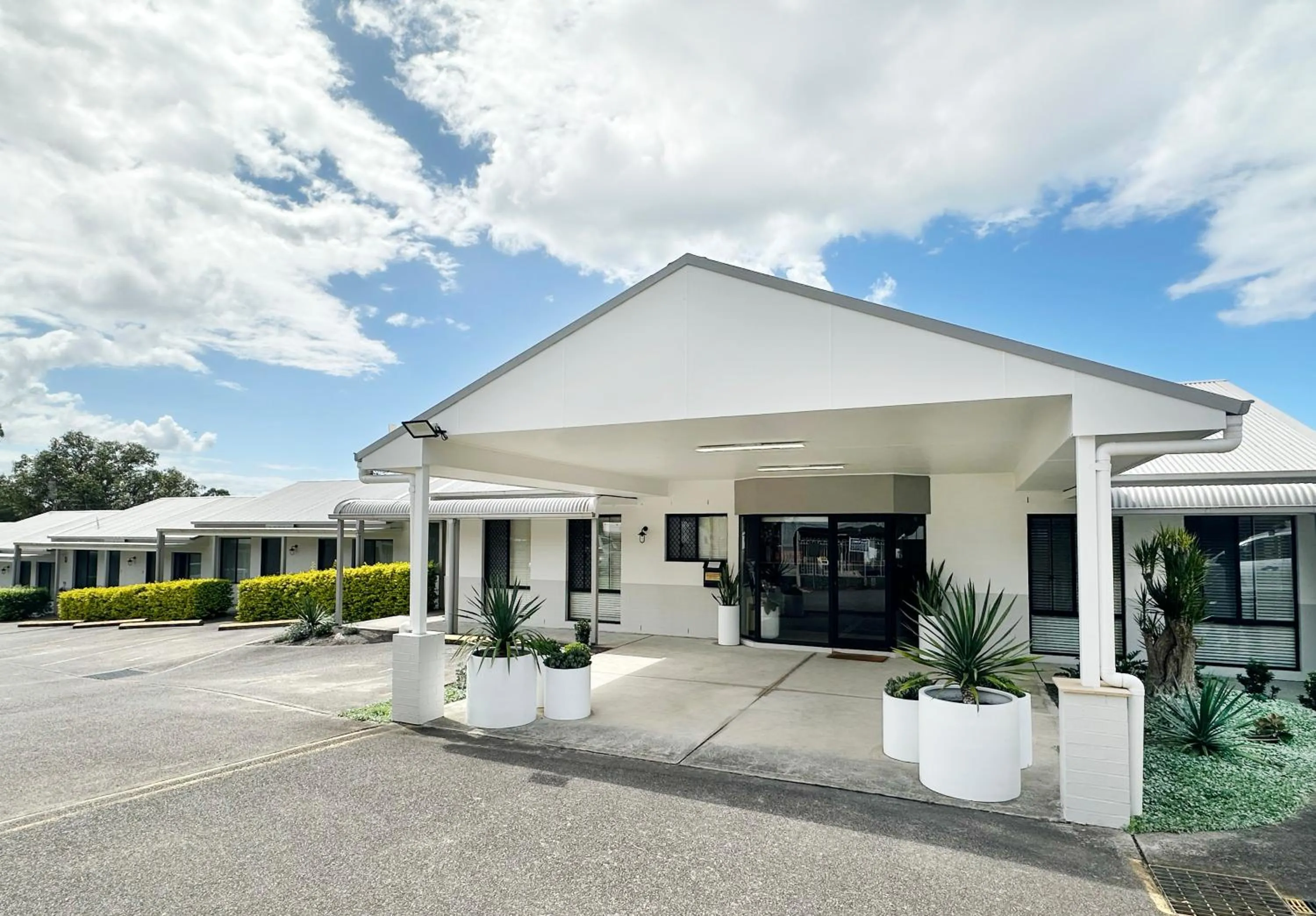 Property building in Catalina Motel Lake Macquarie